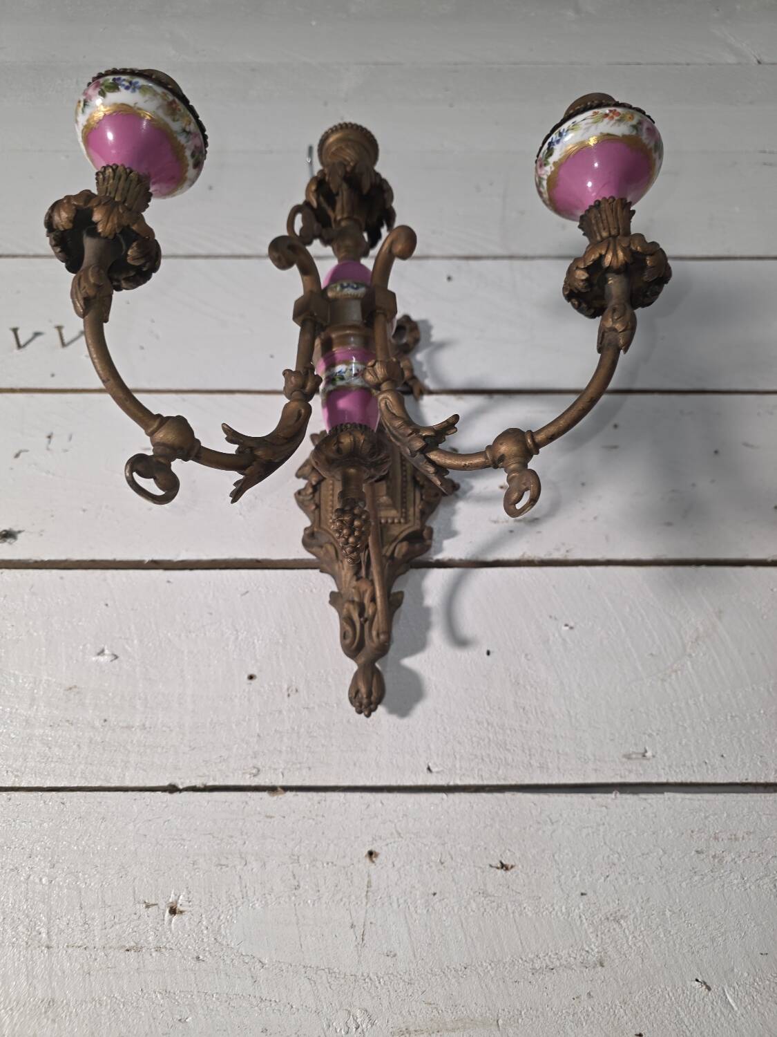 Wall light with 3 flames in bronze and porcelain in Louis XVI style.