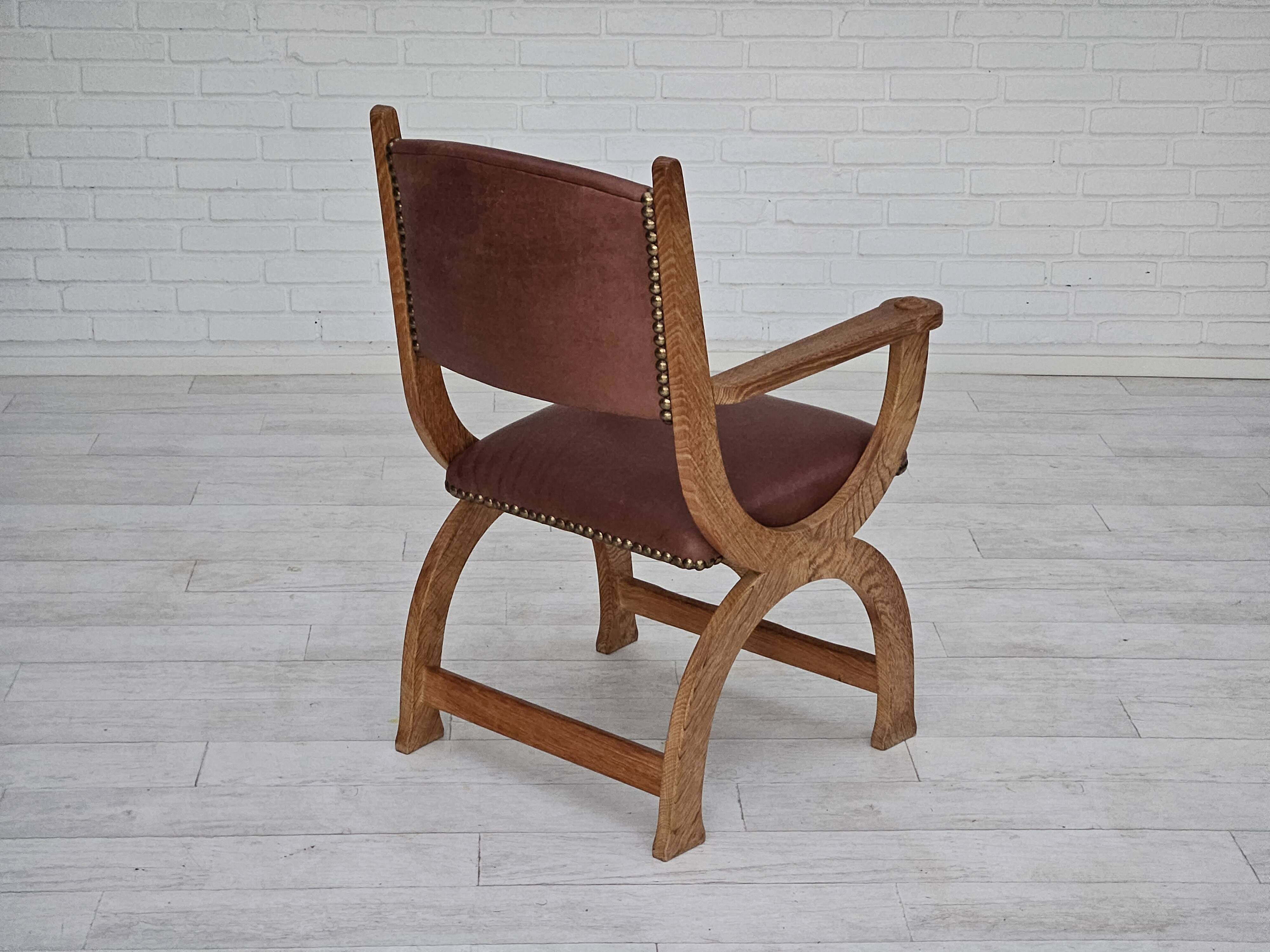 Années 1950, design danois, fauteuil retapissé, cuir marron naturel, bois de chêne.
