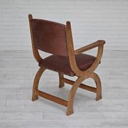 Années 1950, design danois, fauteuil retapissé, cuir marron naturel, bois de chêne.