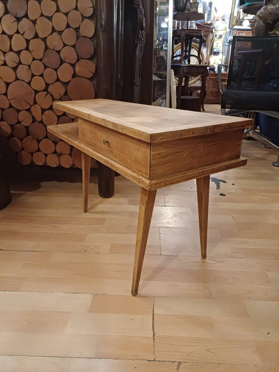 Petit meuble en bois tripode, design 1950