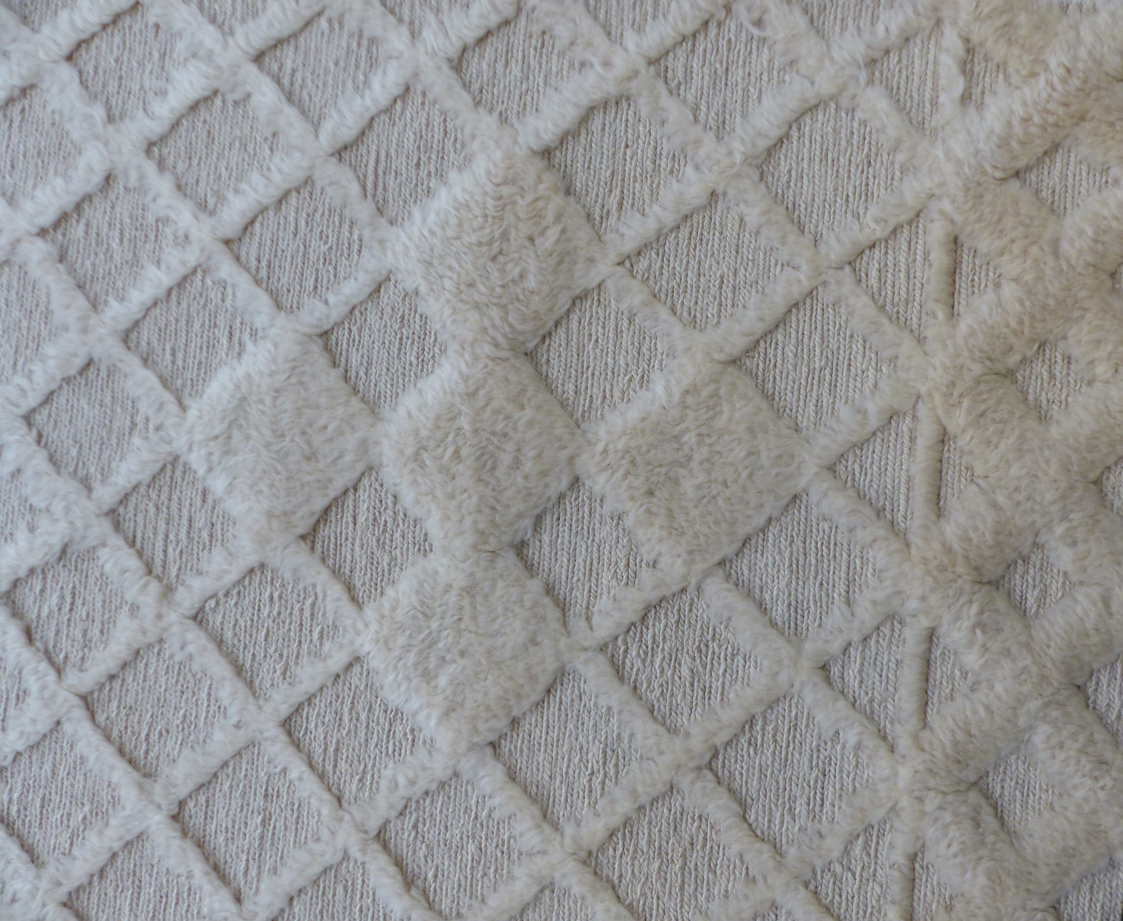 Carpet wool woven and knotted 253 x 153 cm