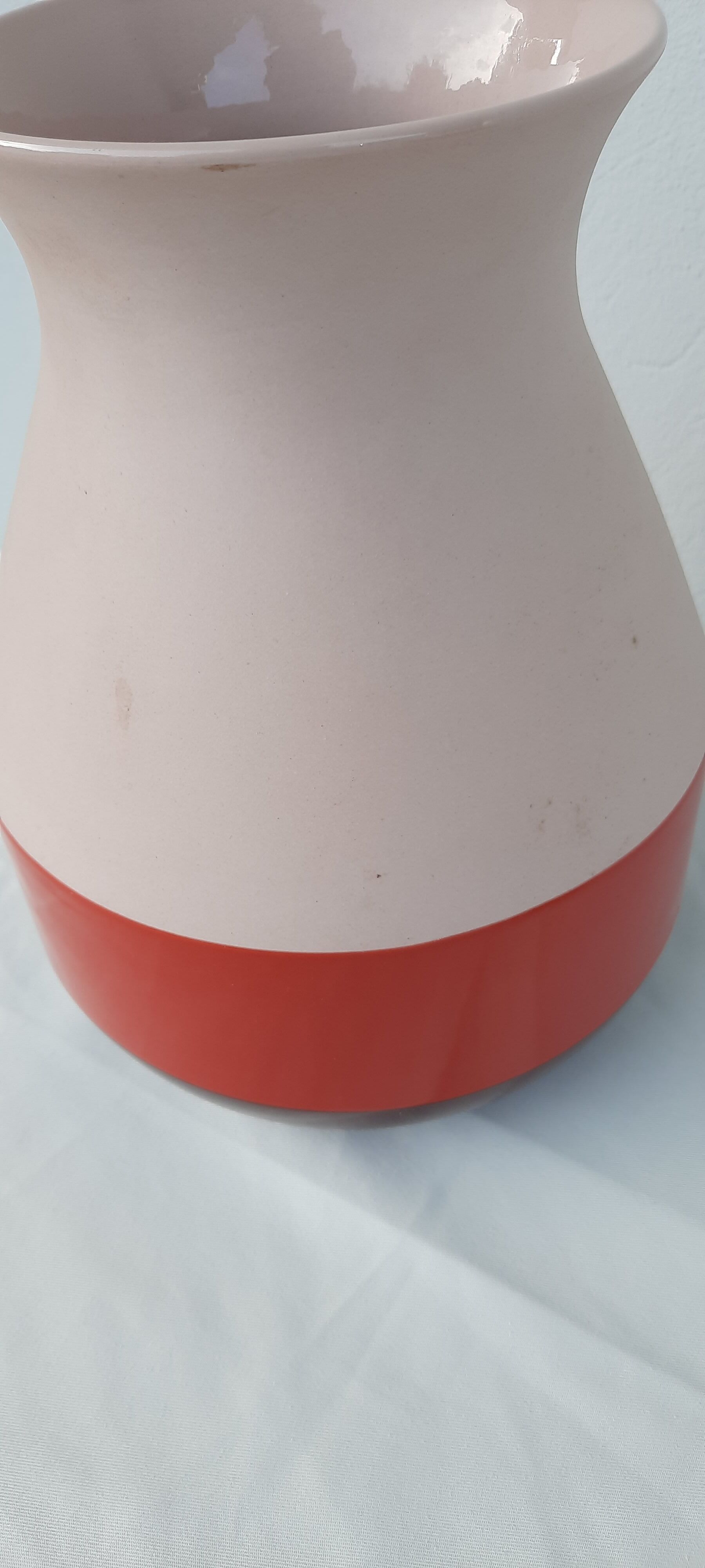Vase and its saucer design Arian Brekveld