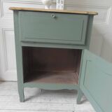 Meuble vintage en vert fumé, plateau bois.
