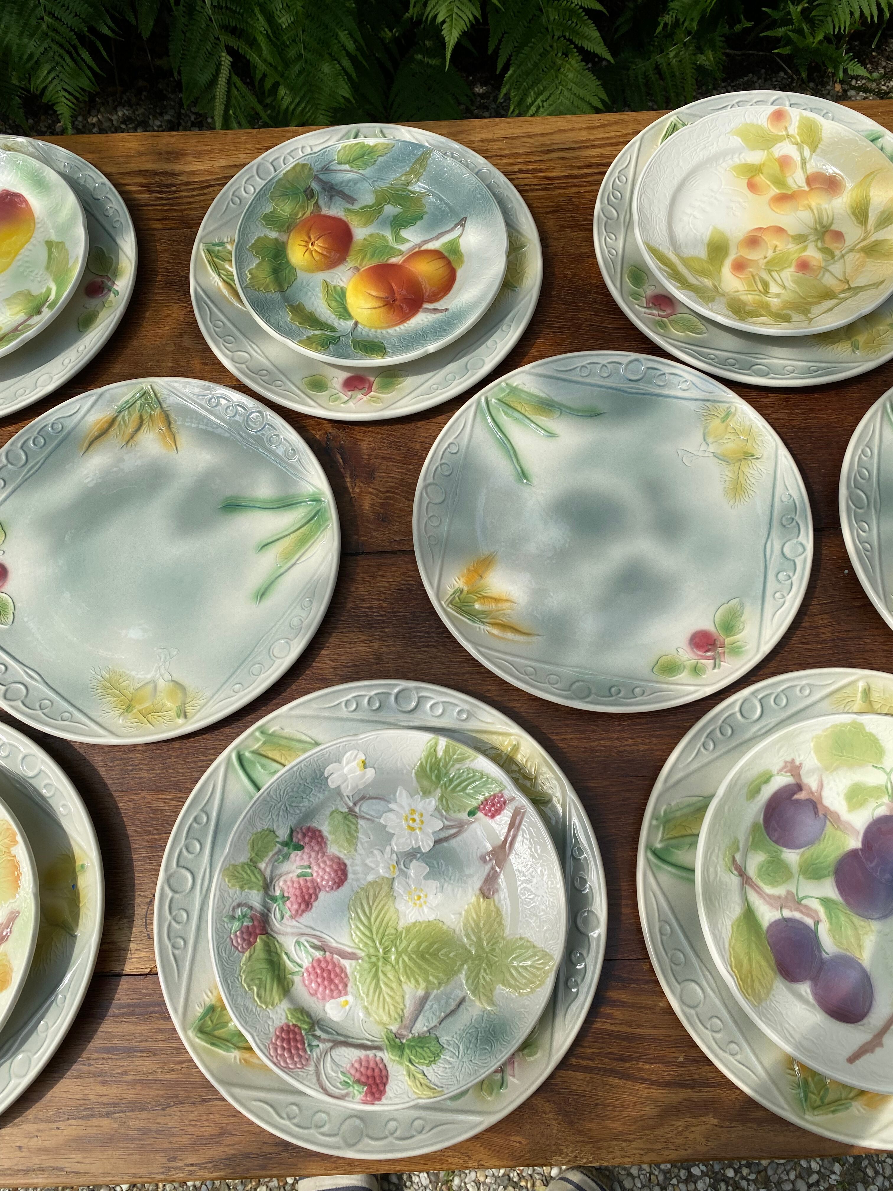Service 10 plates and 14 sub-plates St Clement