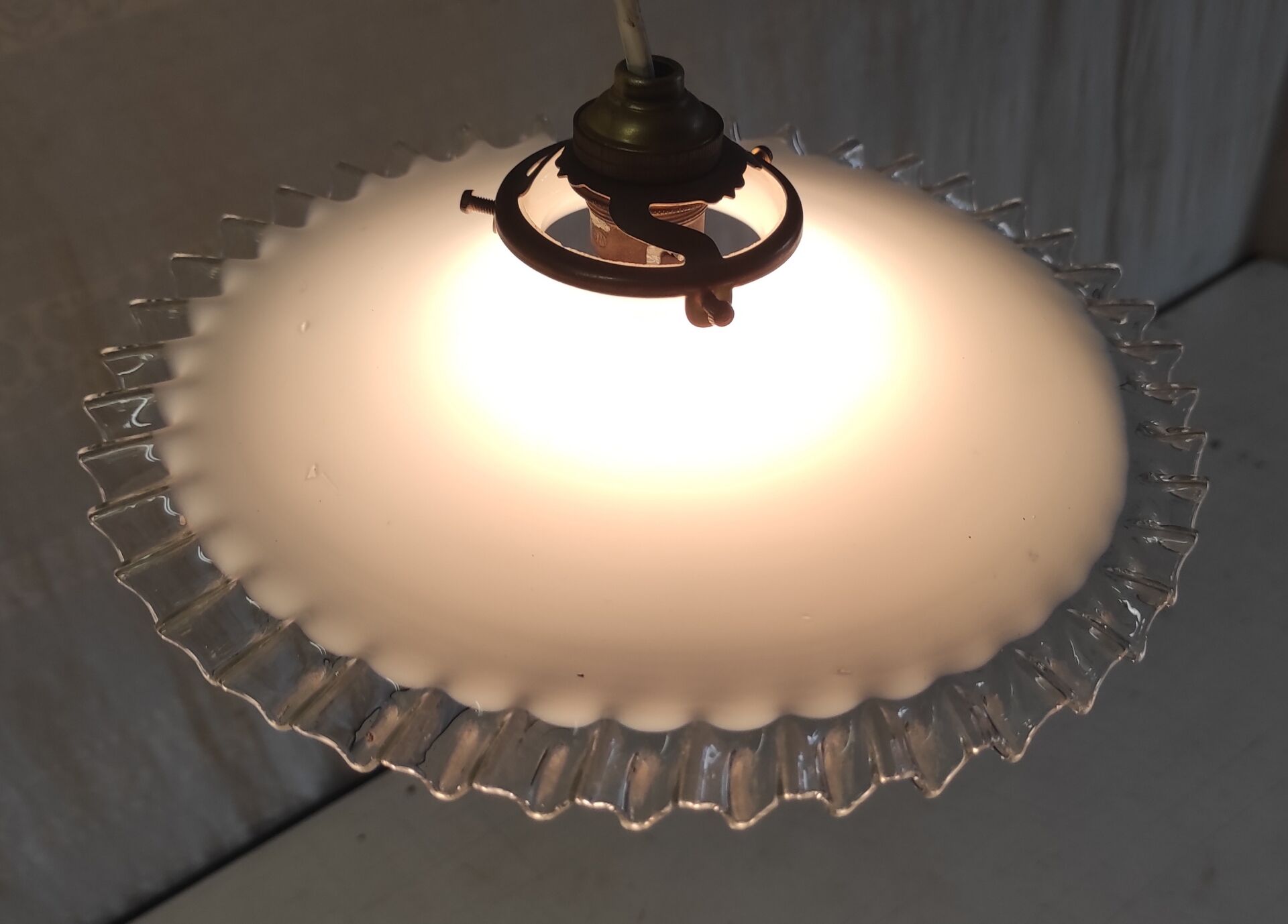 Abat-jour en verre opalin plissé - mid.XXeme