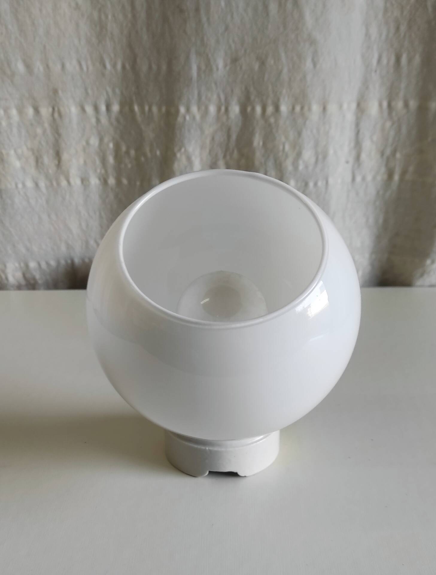 Art Deco style wall light in porcelain and opaline globe - 1930s/40s