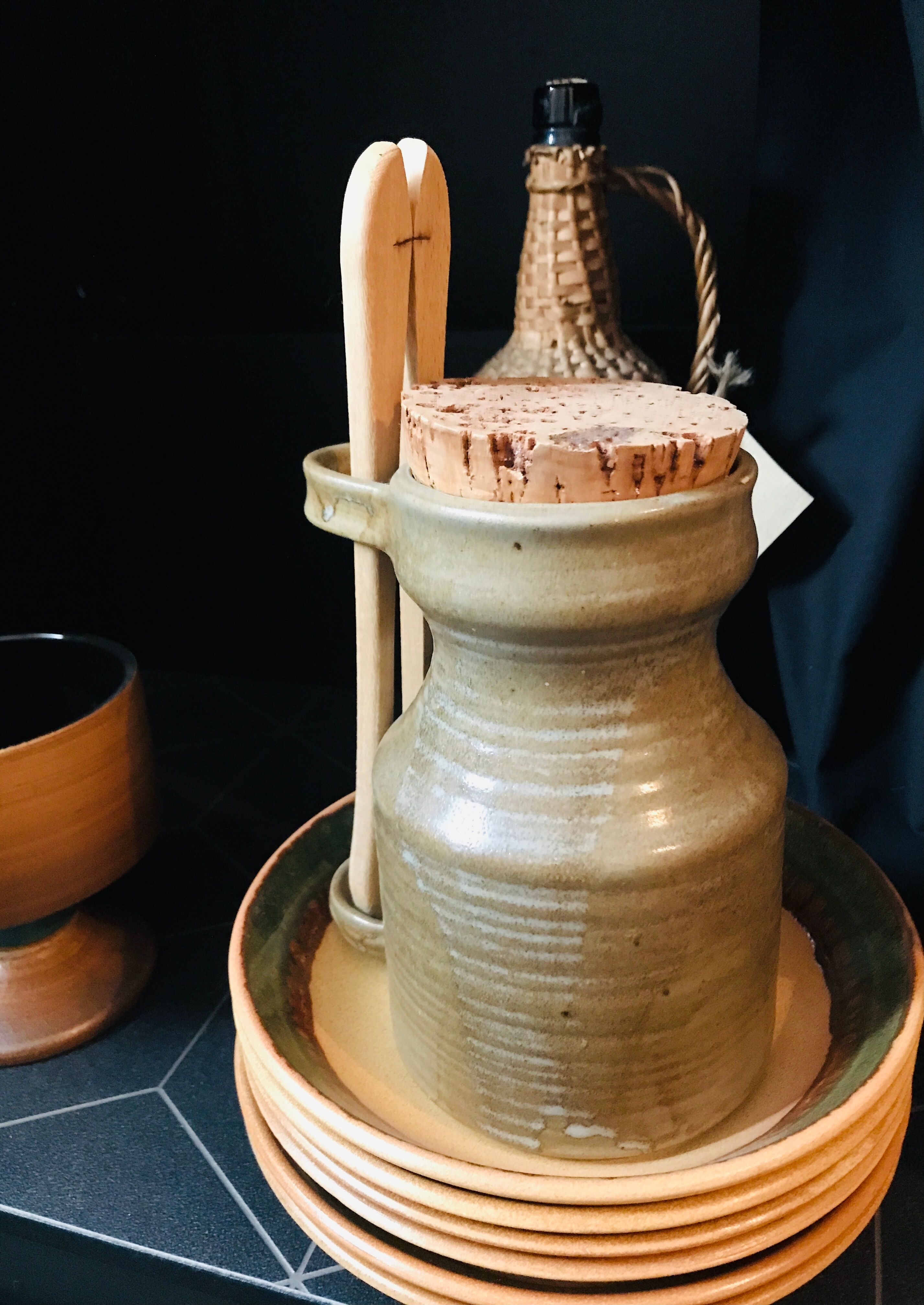 Ceramic stoneware pot with pliers