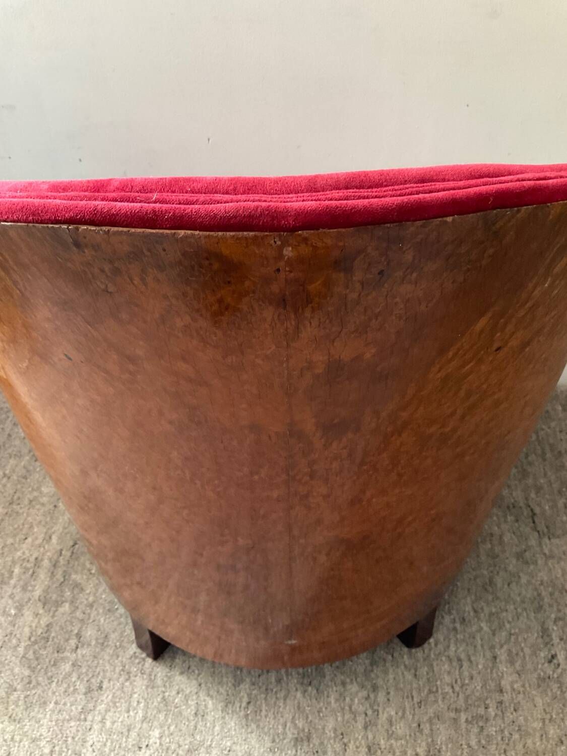 Fauteuil bergère Art Déco en loupe d’orme et velours