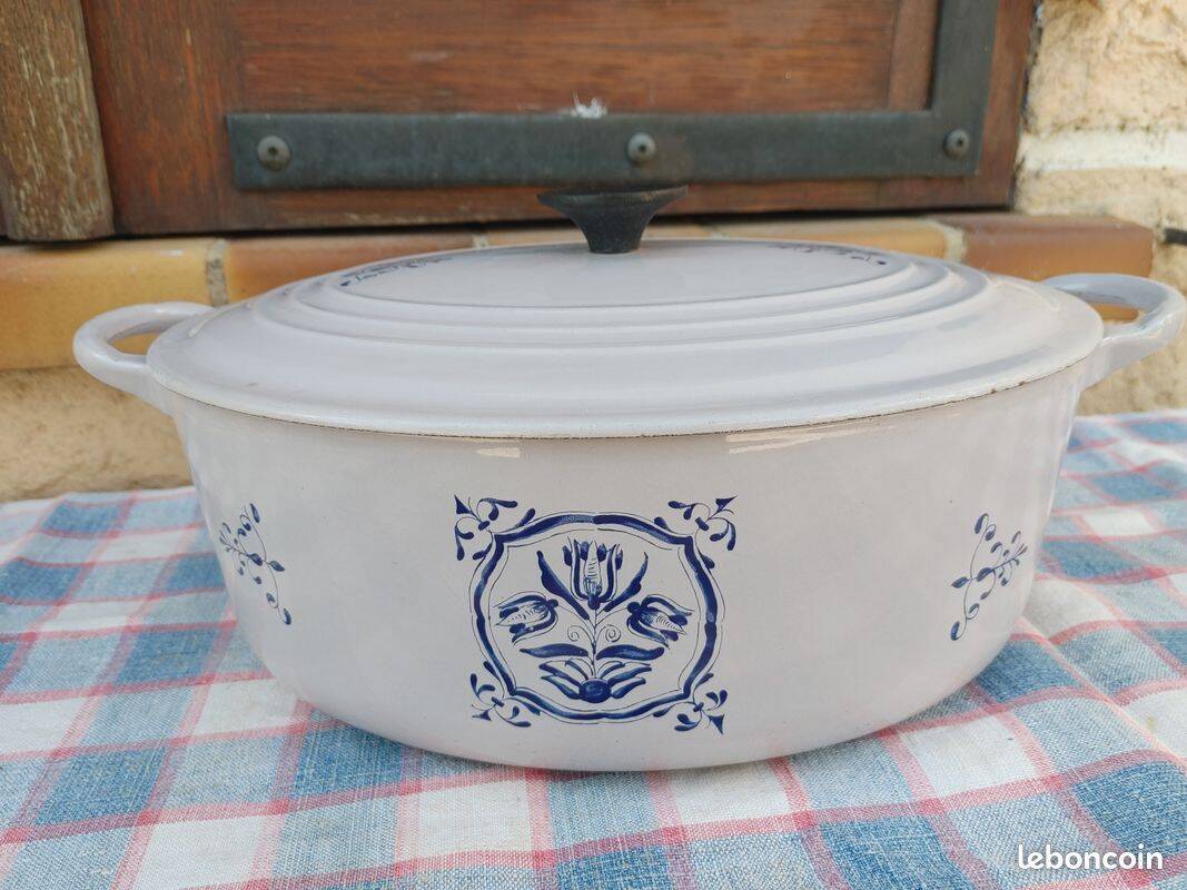 Le Creuset collection, old enamelled cast iron casserole, beautiful condition