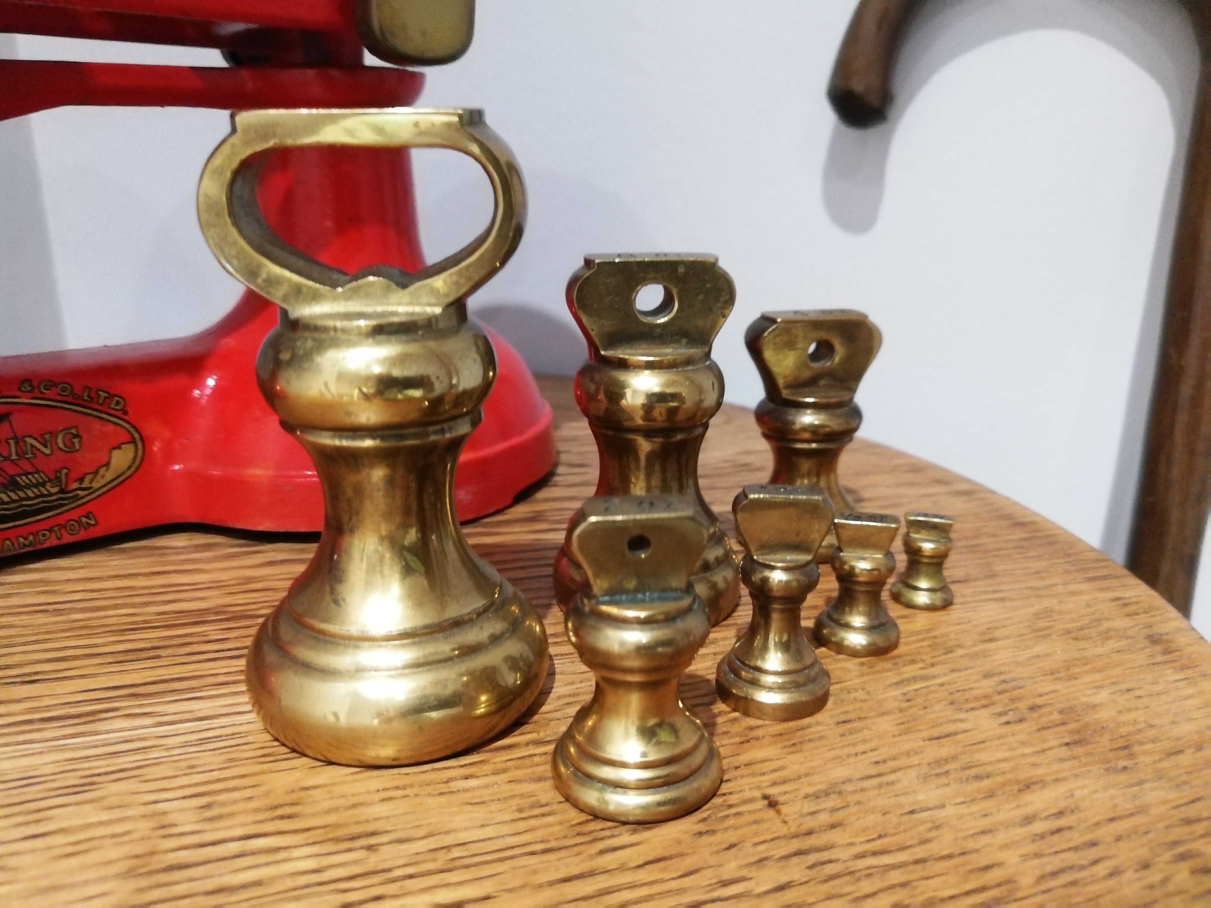 Balance vintage avec poids en laiton de Viking F. J.Thornton - Co. Ltd années 1940