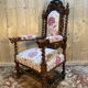 Fauteuil en noyer sculpté de style Haute Époque