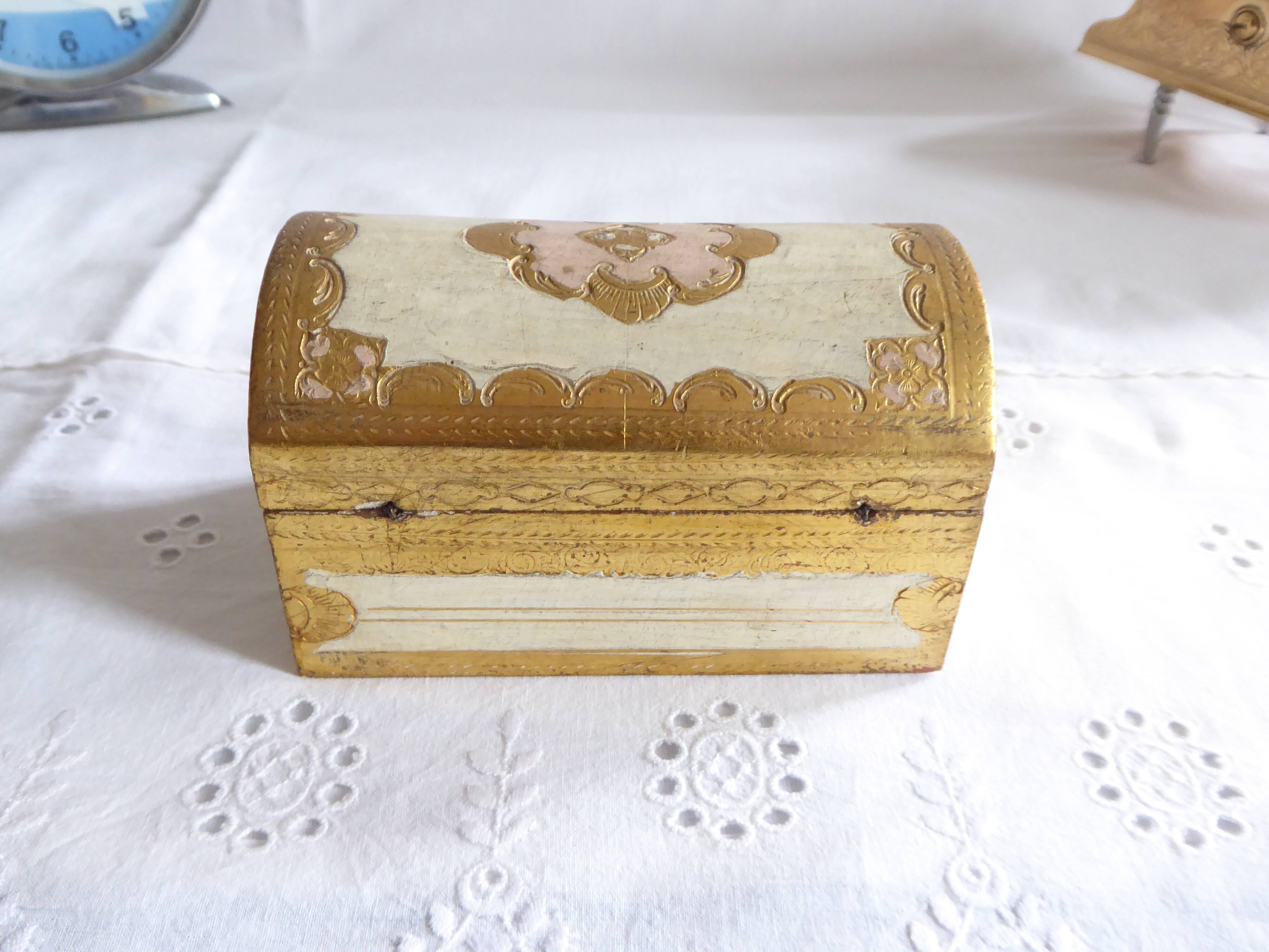 Boite en bois peint style florentin