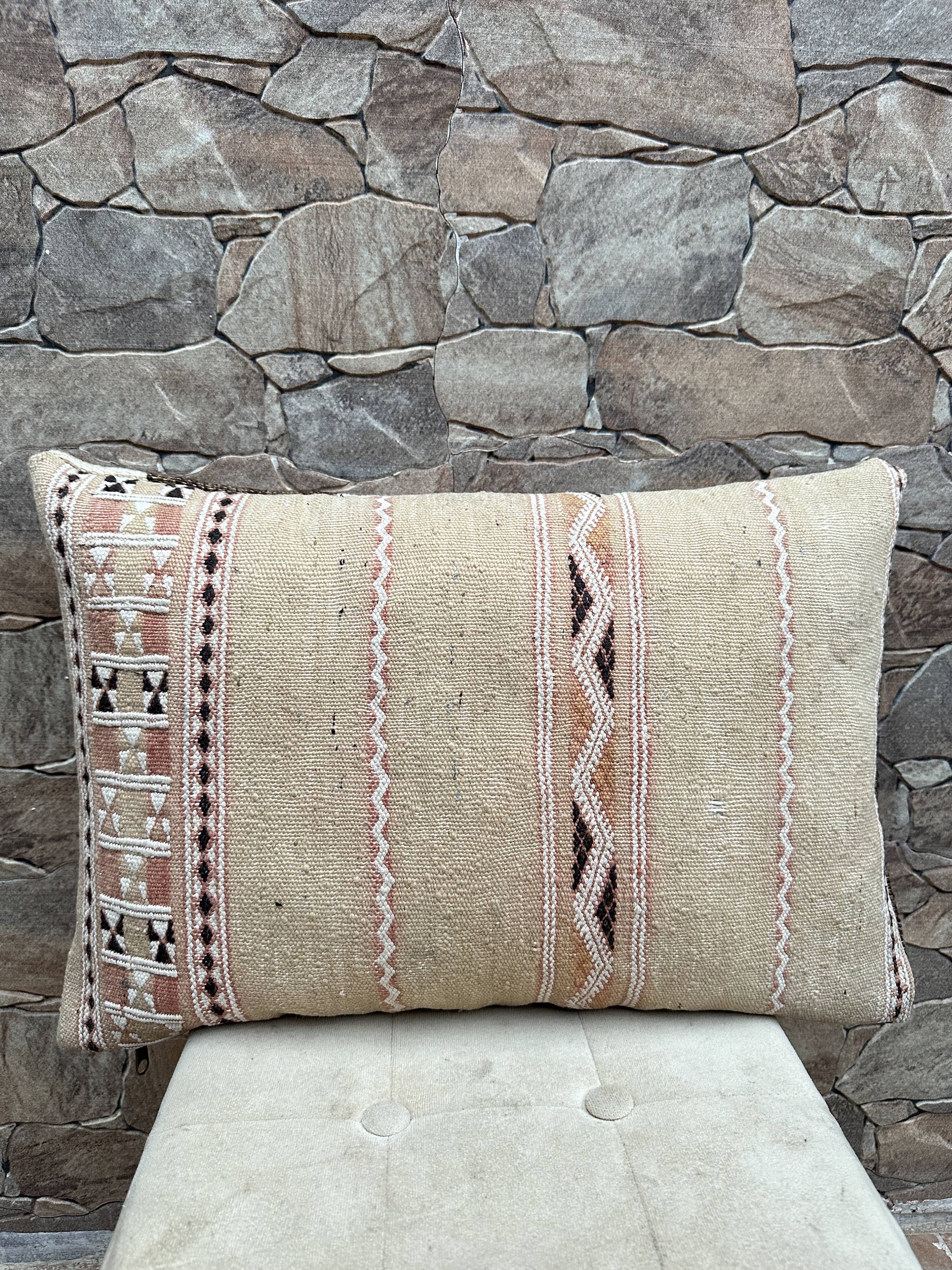 Vintage Berber Kilim cushion cover: Moroccan wool cushion