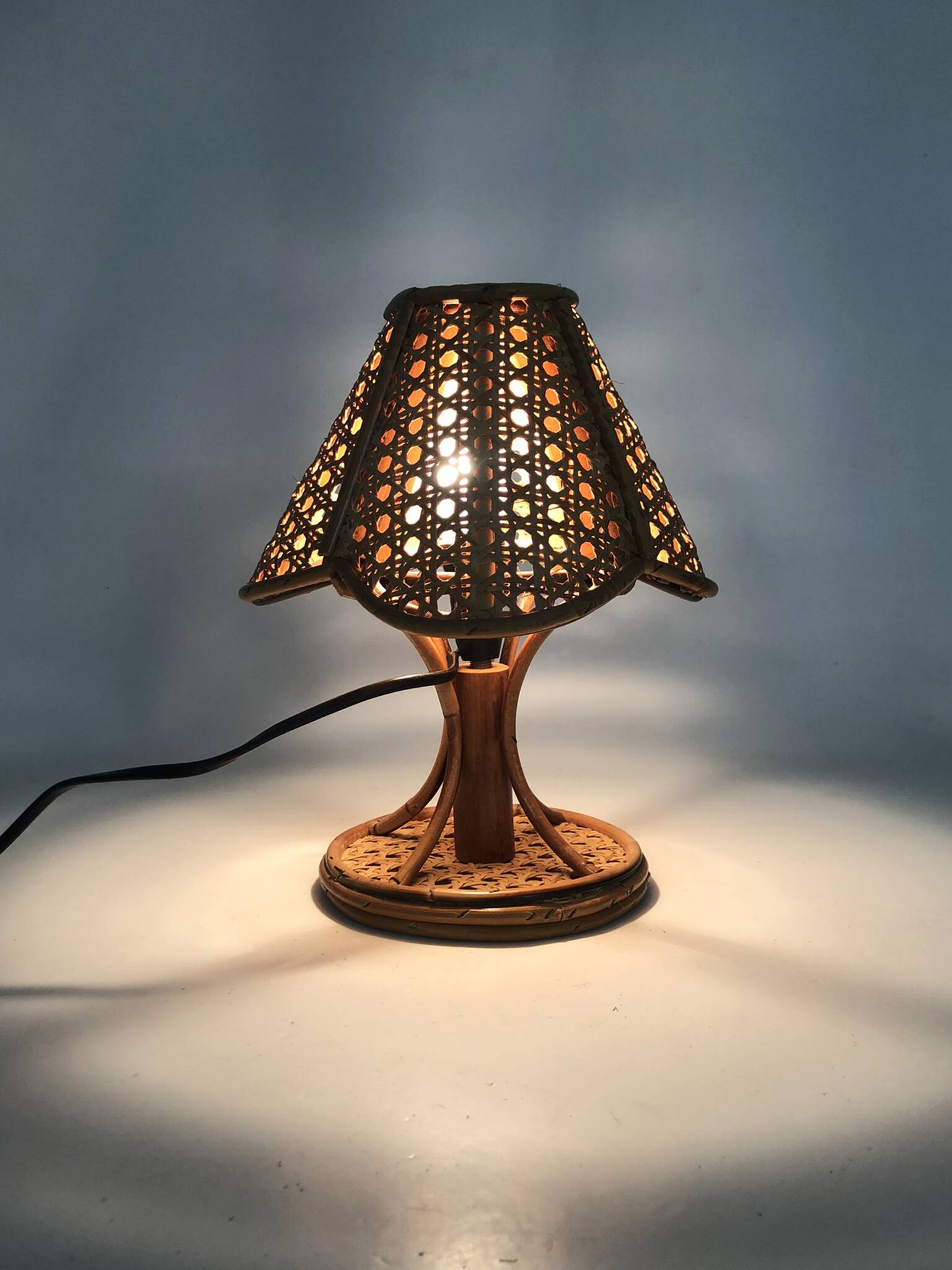 Lampe en bambou rotin cannage. Italie Années 50 60