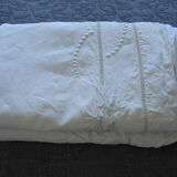Drap ancien en métis brodé main ton sur ton pour un lit deux places
