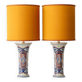 Paire de lampes de table en Delft polychrome Boch Belgique, nouveaux abat-jours en soie dupion.