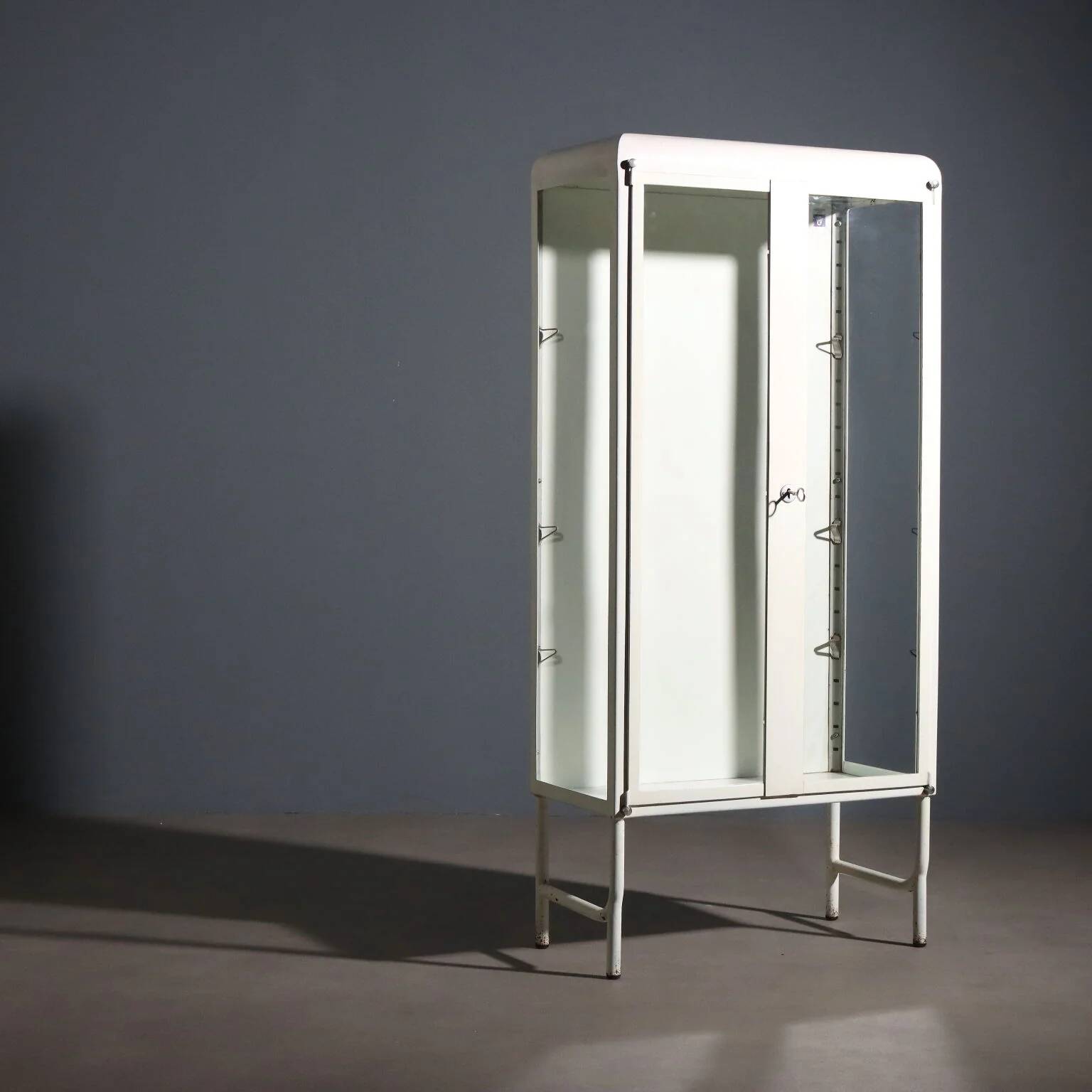Vitrine industrielle des années 1960