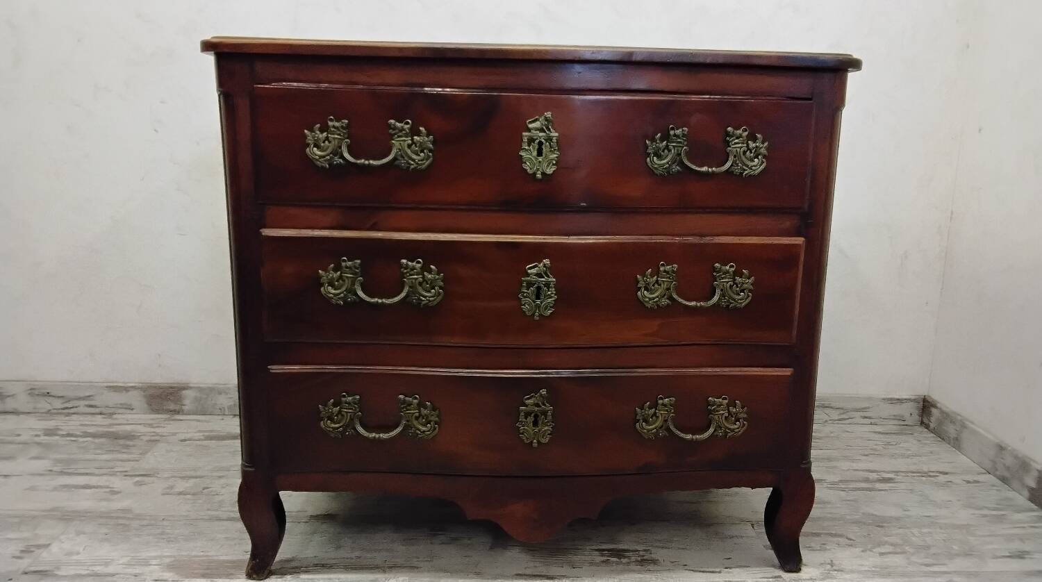 Rustic walnut chest of drawers from the 18th century
