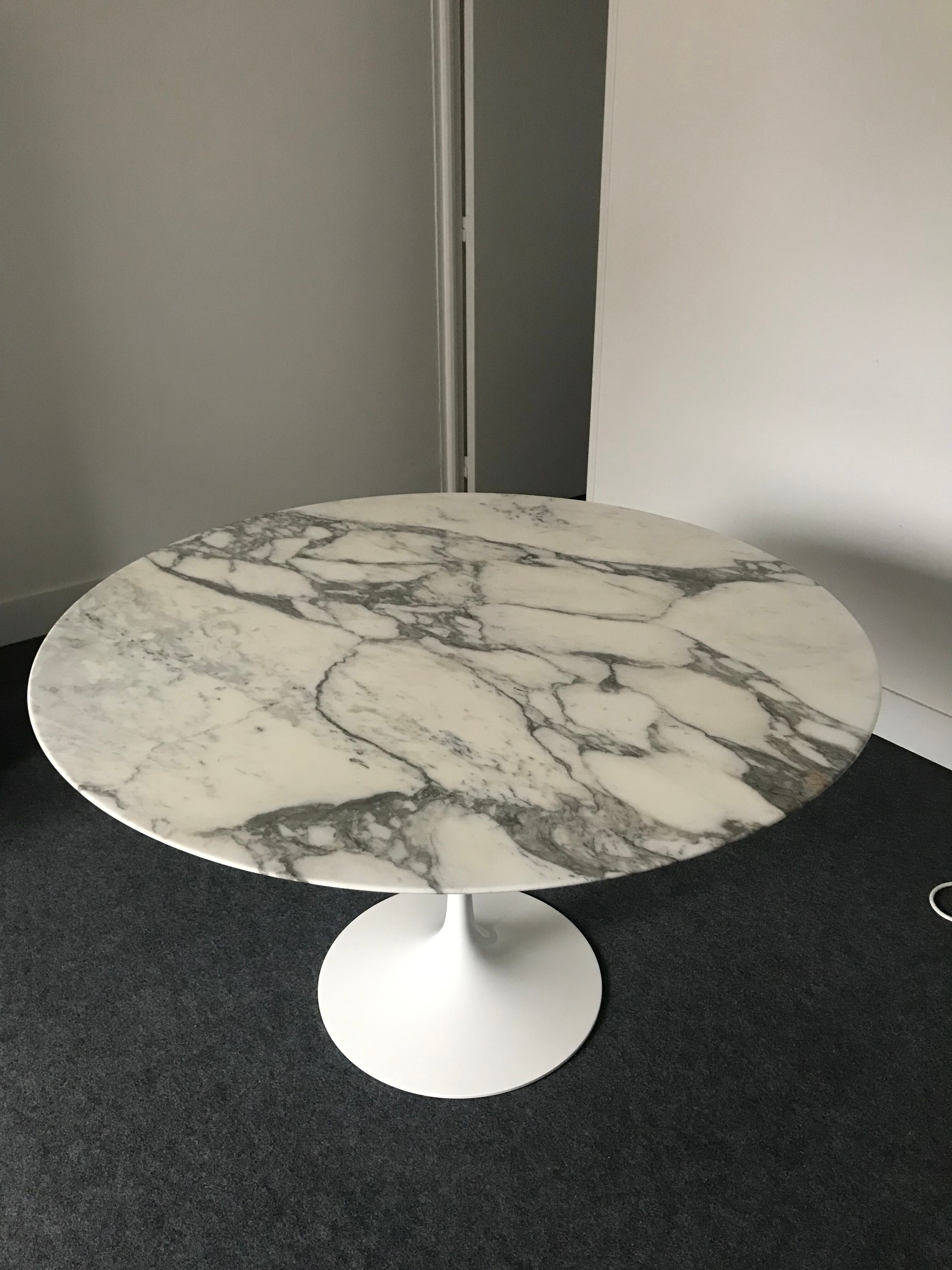 Tulip table by Eero Saarinen, Knoll edition