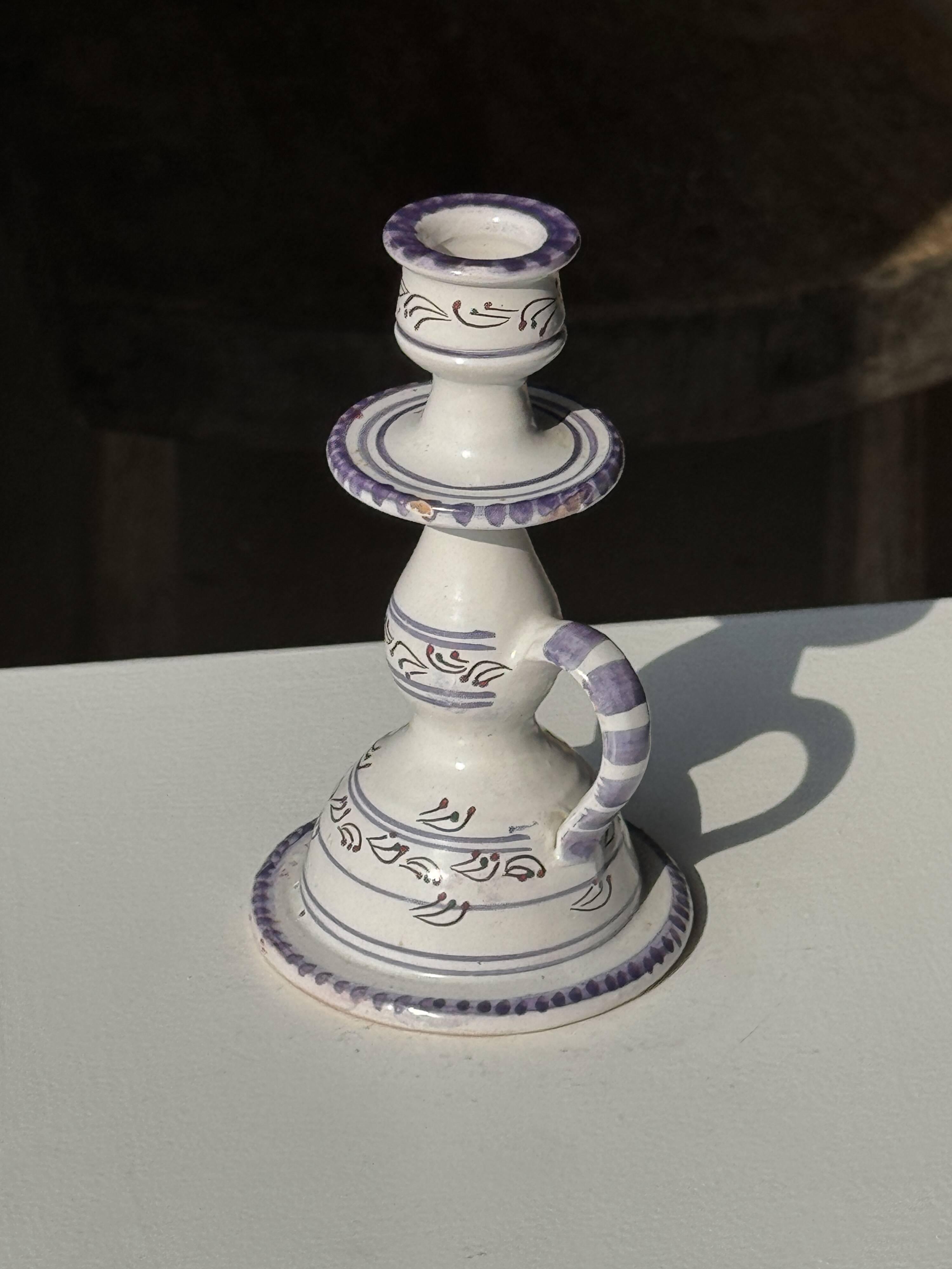 Bougeoir à main en faïence violet Moustiers H16