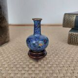 Vase miniature chinois cloisonné à décor de fleurs bleues