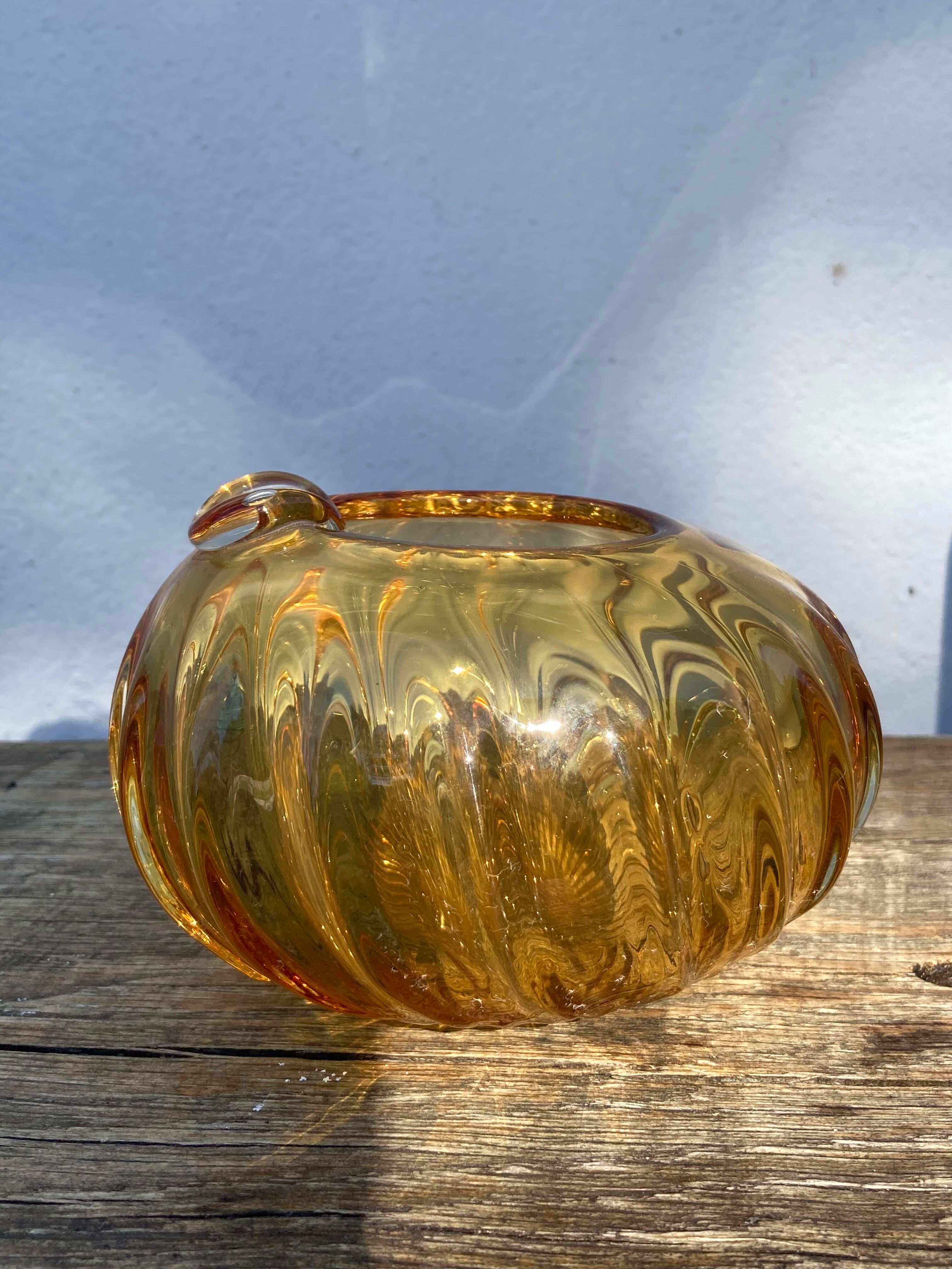 Cendrier en verre soufflé de Murano ambré marron boule torsadé