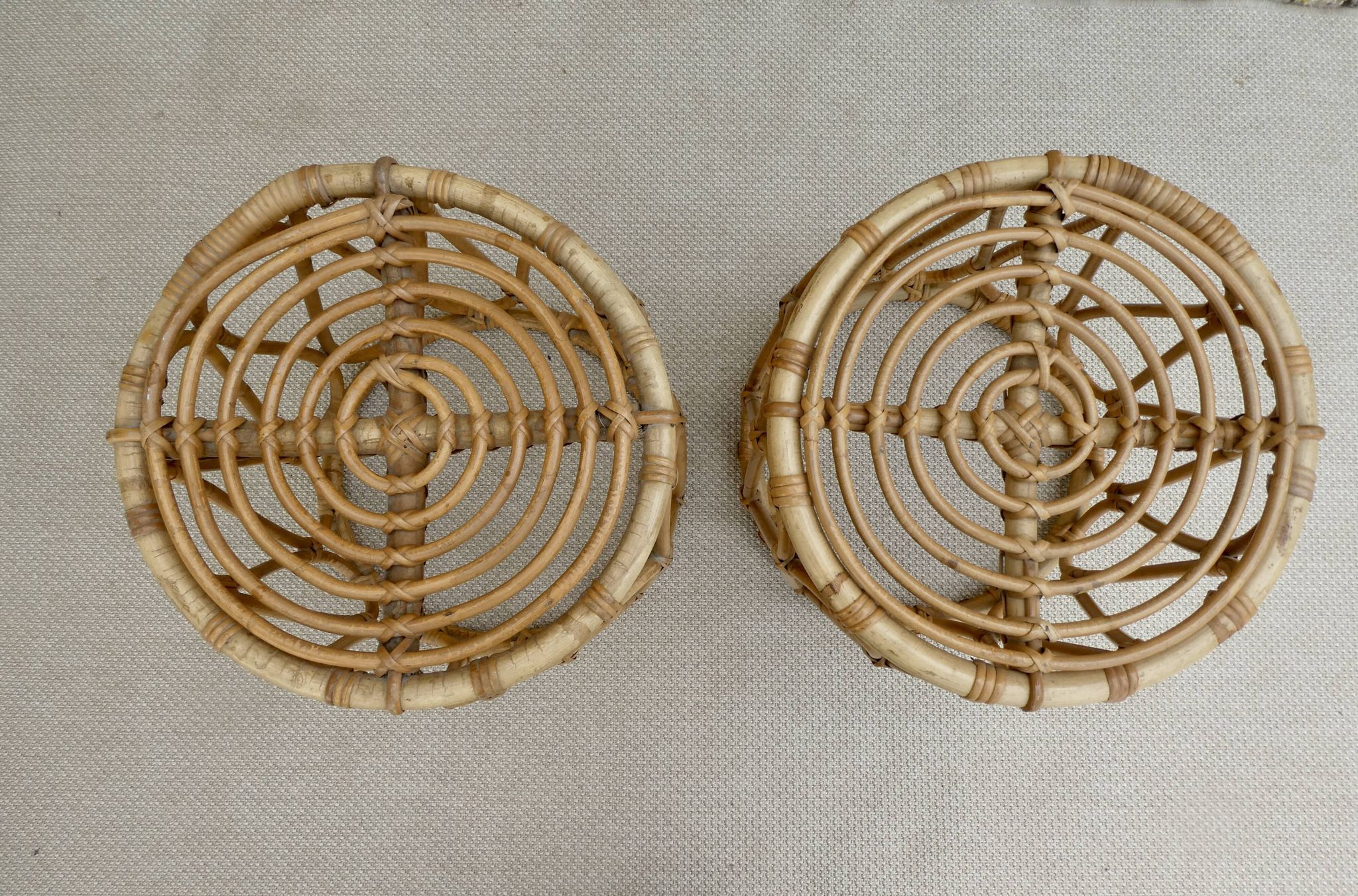 Paire de tabourets en rotin, vers 1960