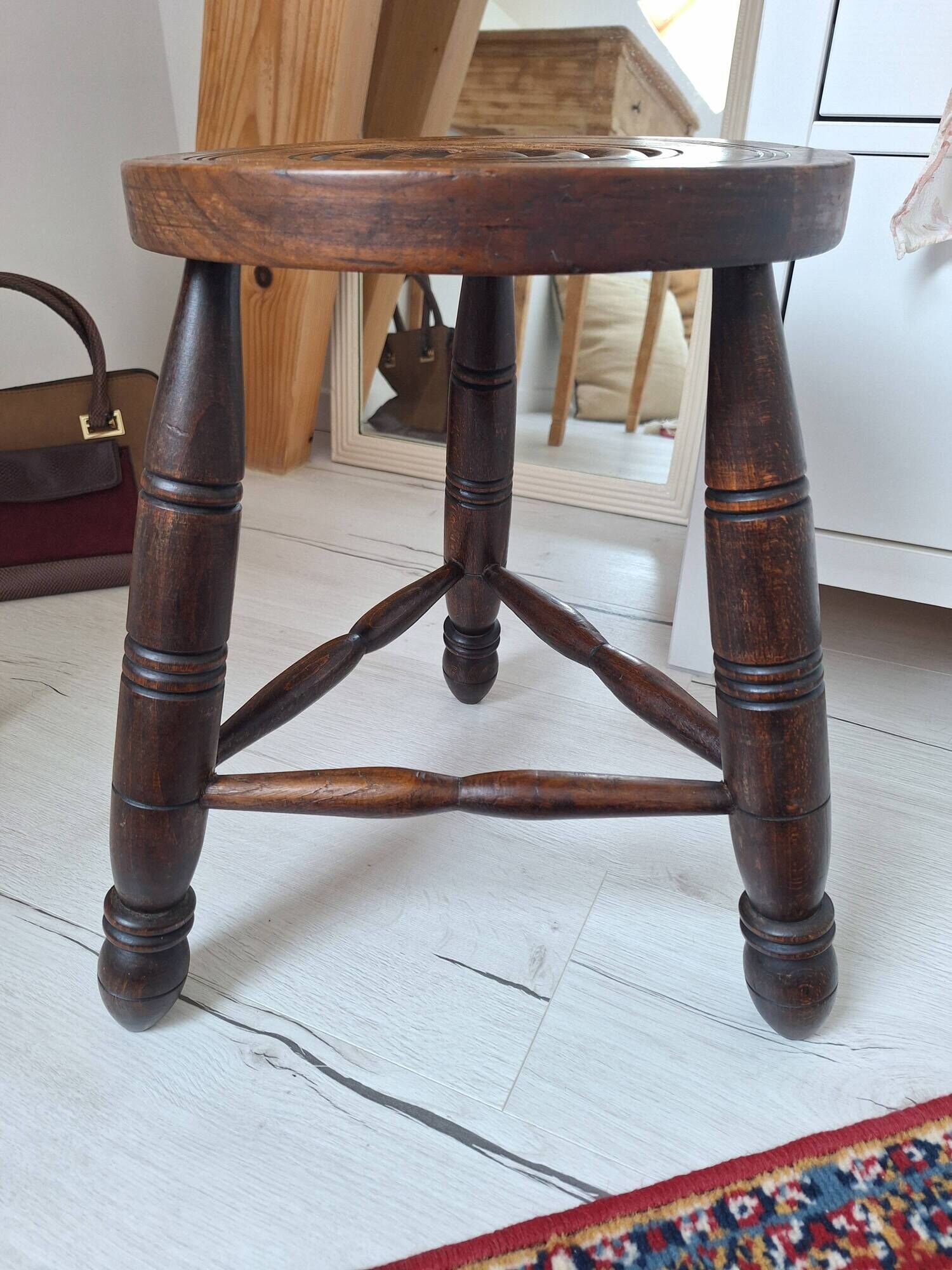 Tabouret tripode en bois massif
