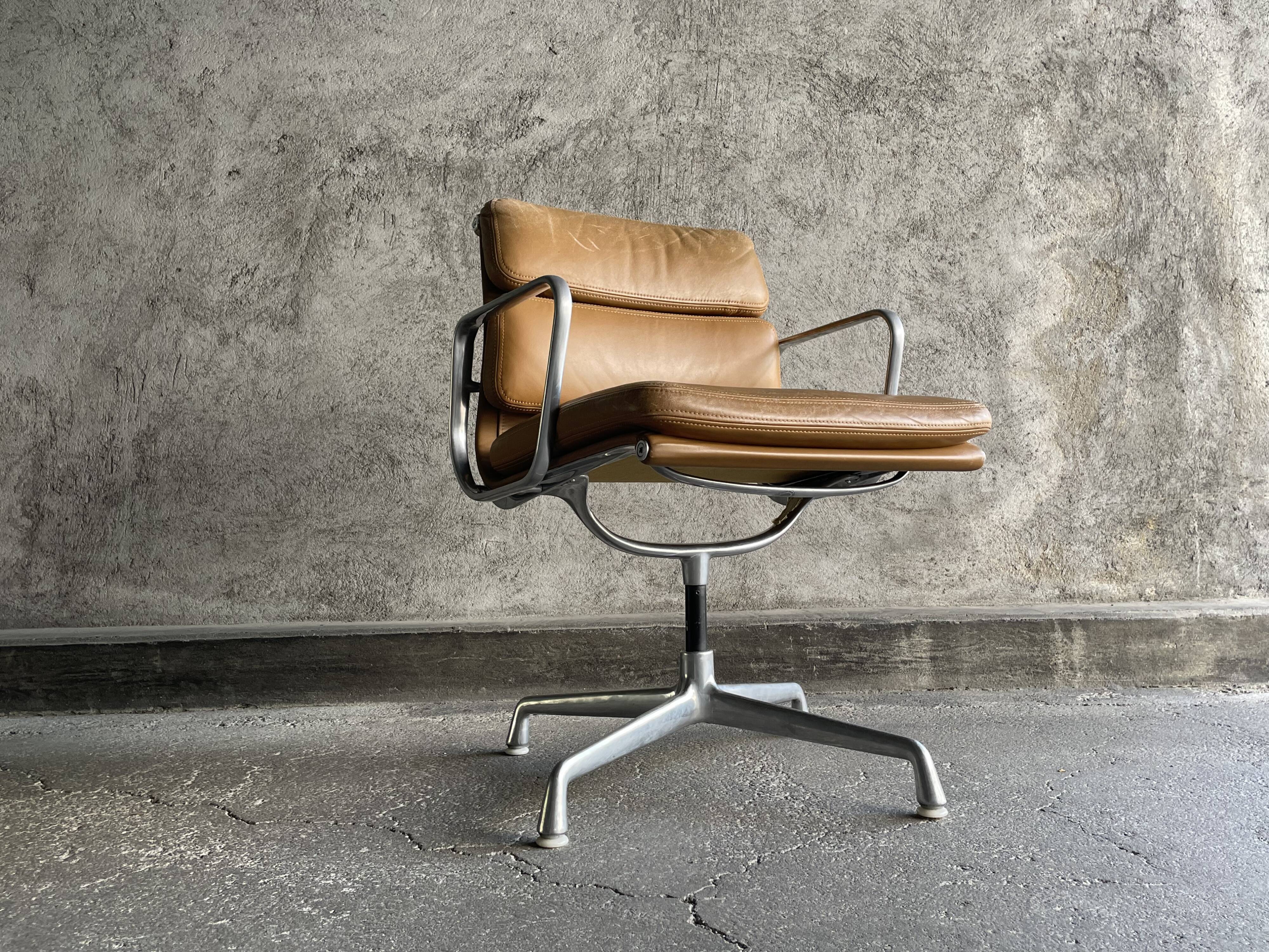 EA 208 camel leather armchair by Charles Eames for Herman miller