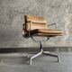 Fauteuil en cuir camel EA 208 par Charles Eames pour Herman miller