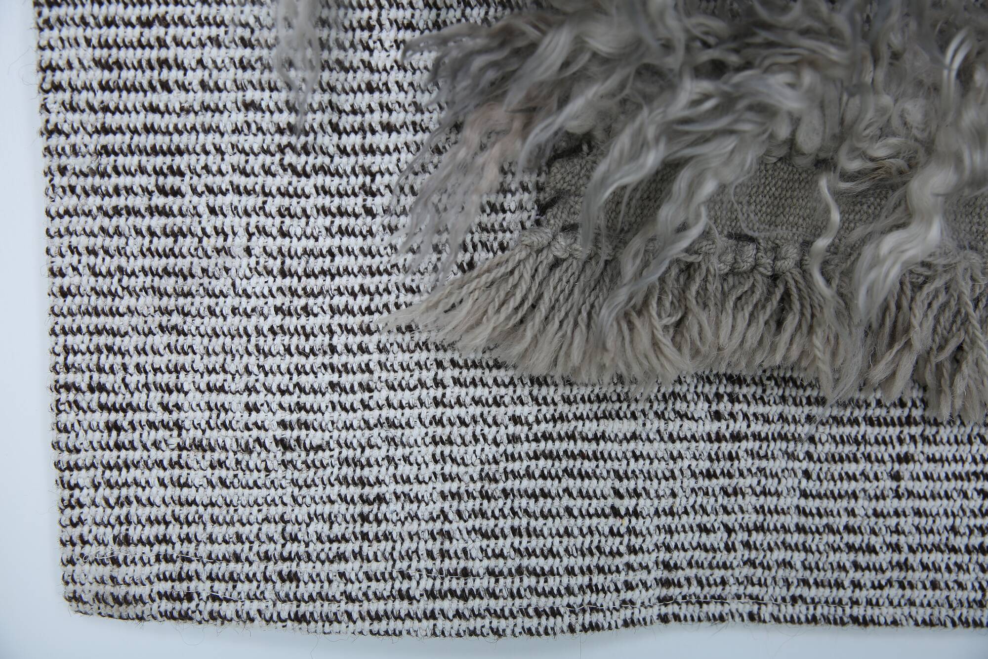 Tapis Mural Vintage Texturé en Laine Naturelle – Tons Gris & Crème, 90x98