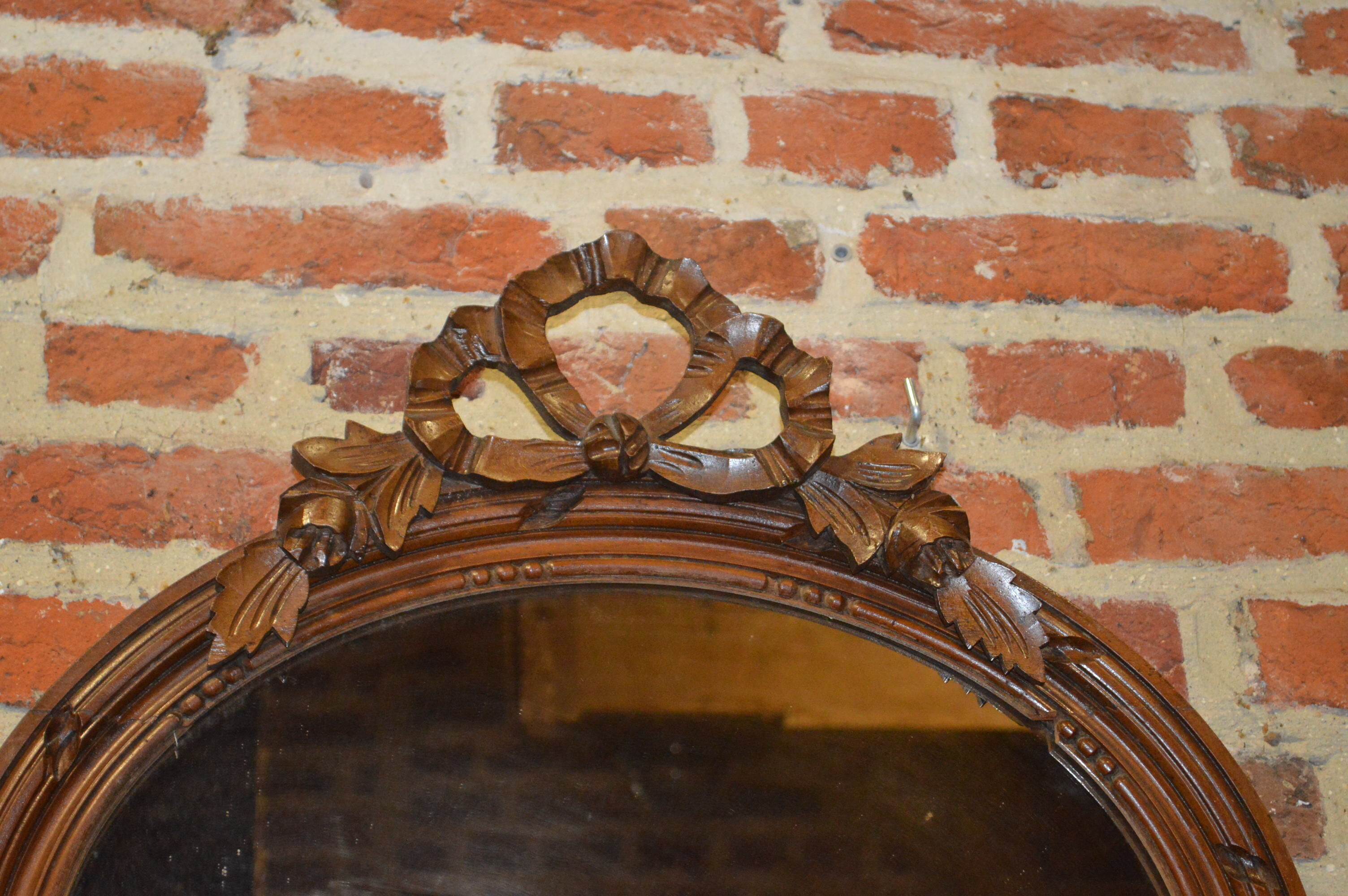Oval mirror with a node