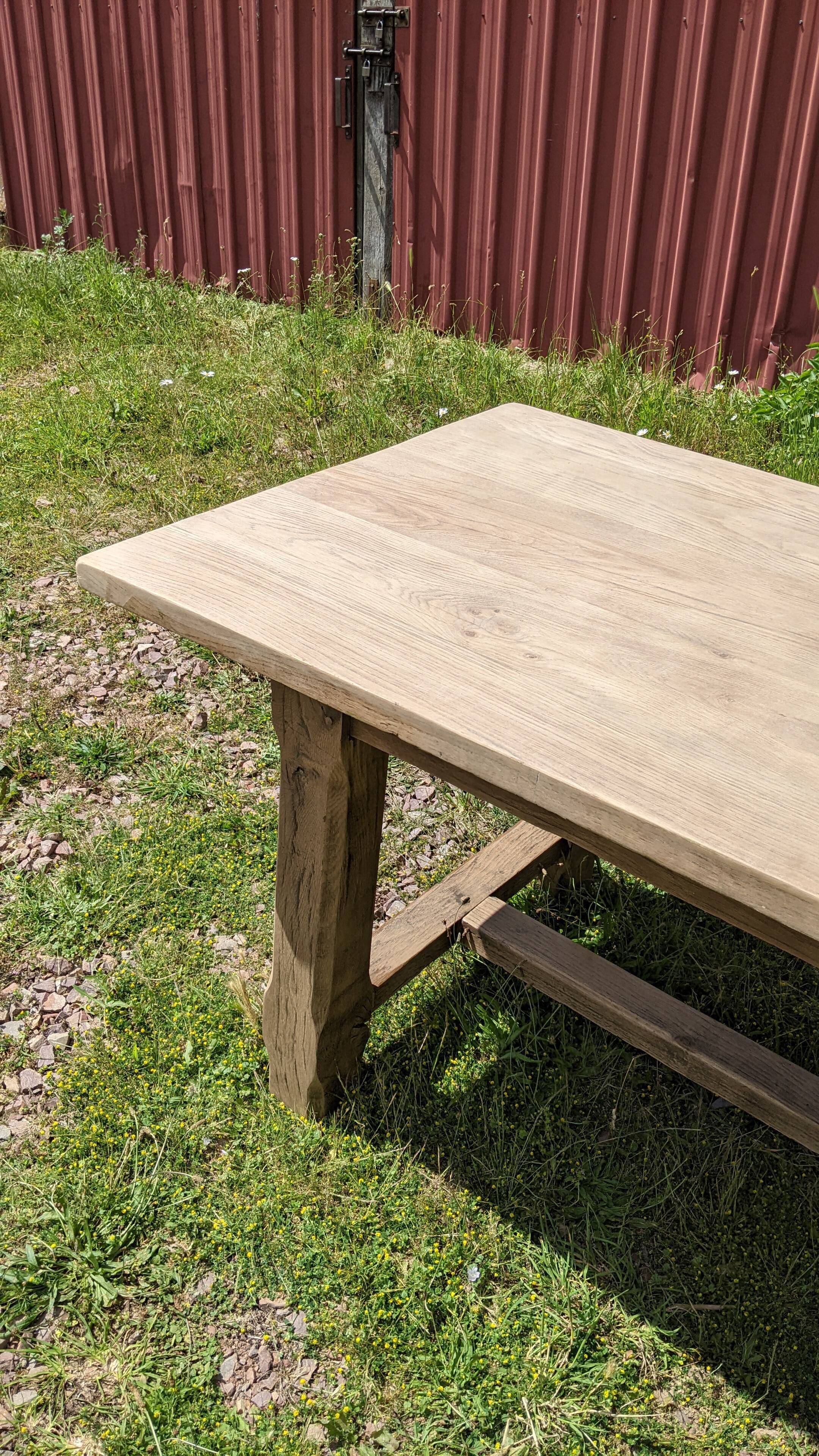 Old table in solid chene