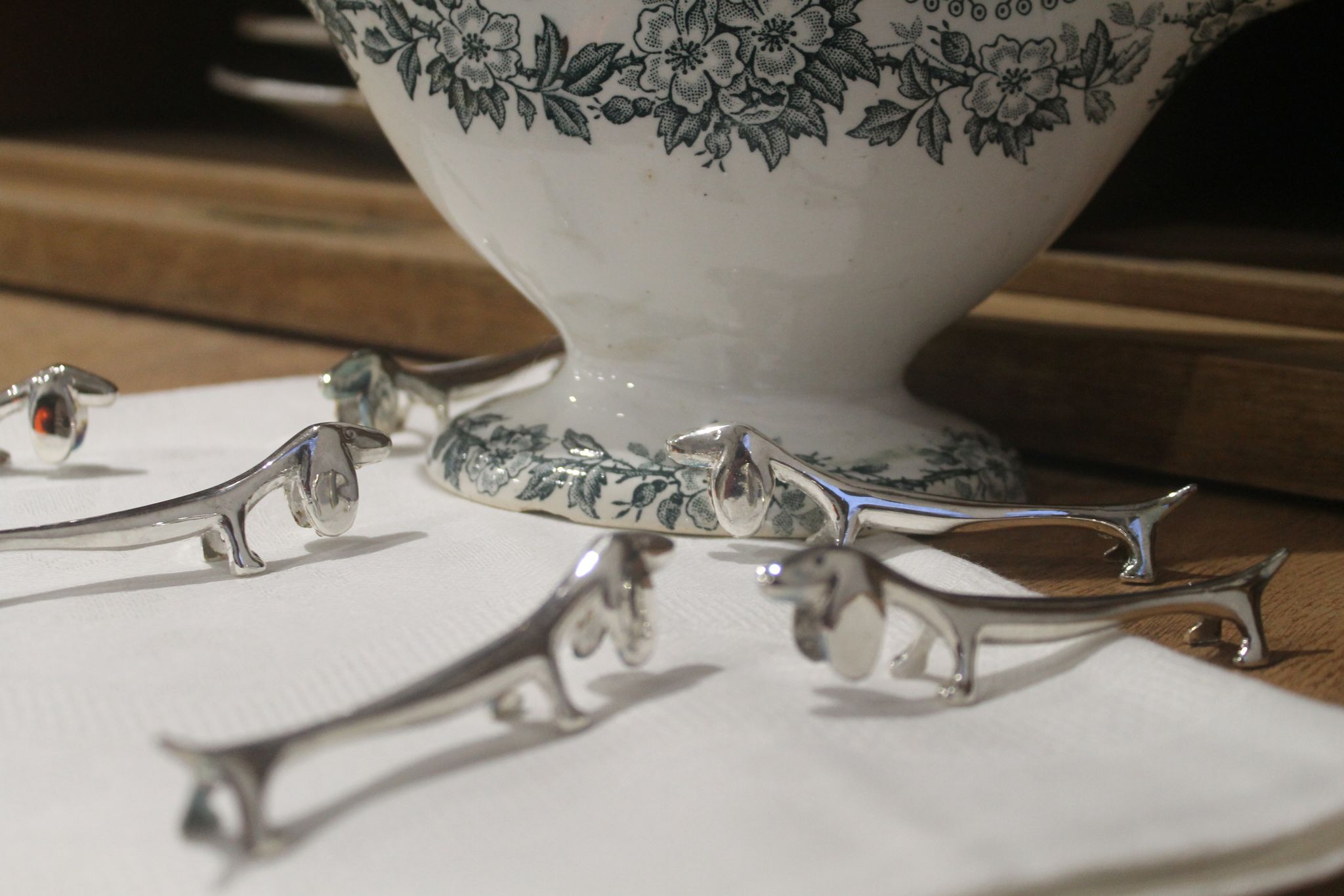 set of 6 knife holders in silver metal basset/dachshund