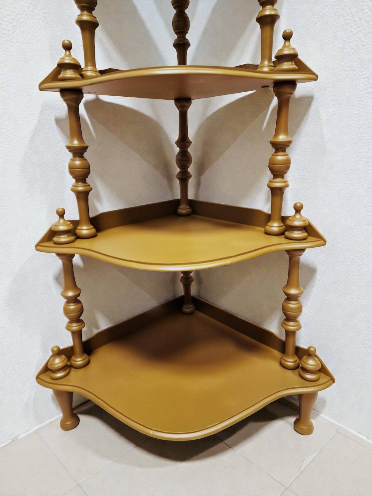 Large corner shelf in turned wood, Napoleon III style.