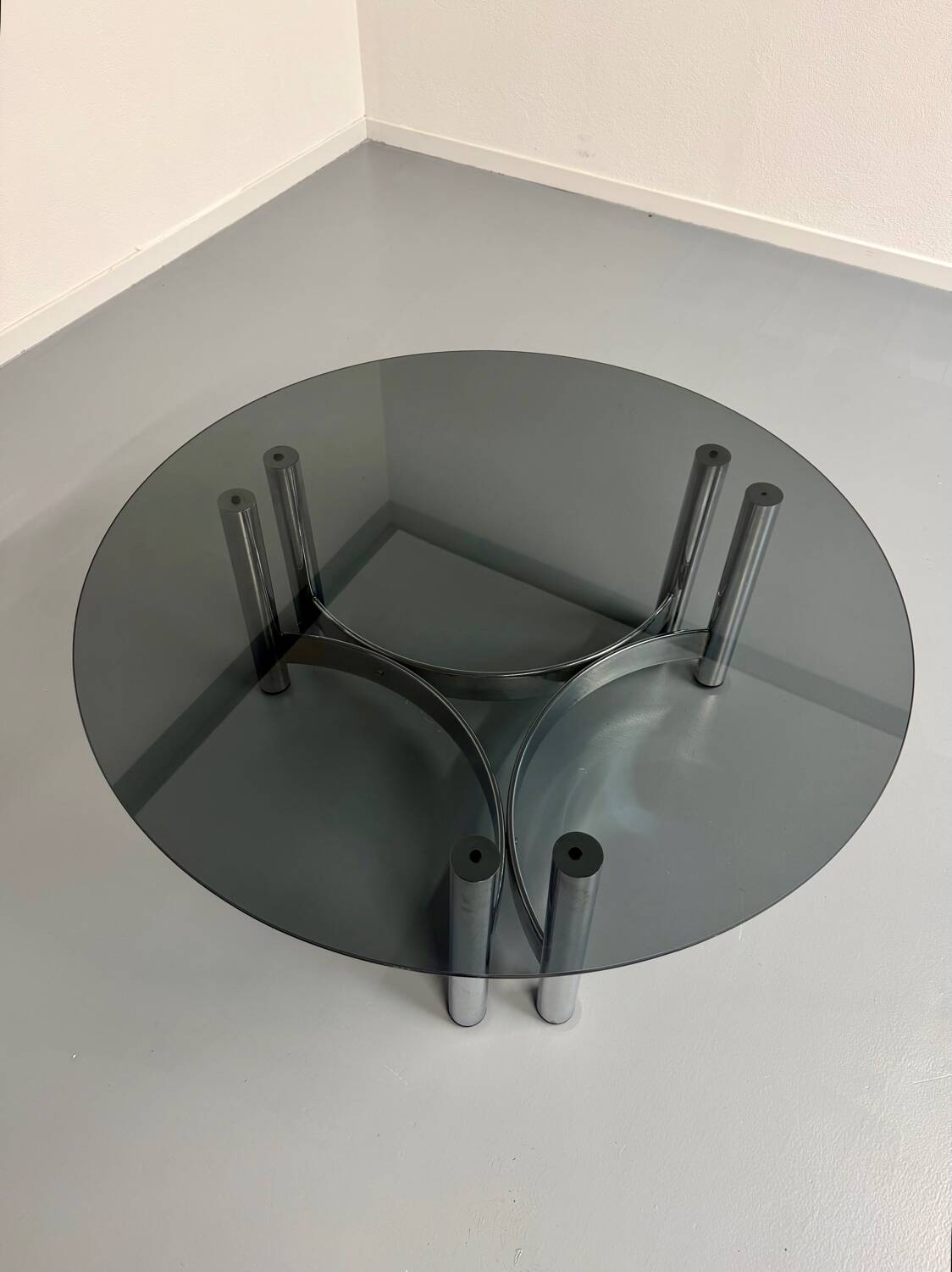 Round coffee table in smoked glass and chrome steel, 1970s design.