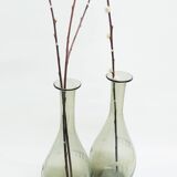 Paire de grands vases en verre fumé gravé