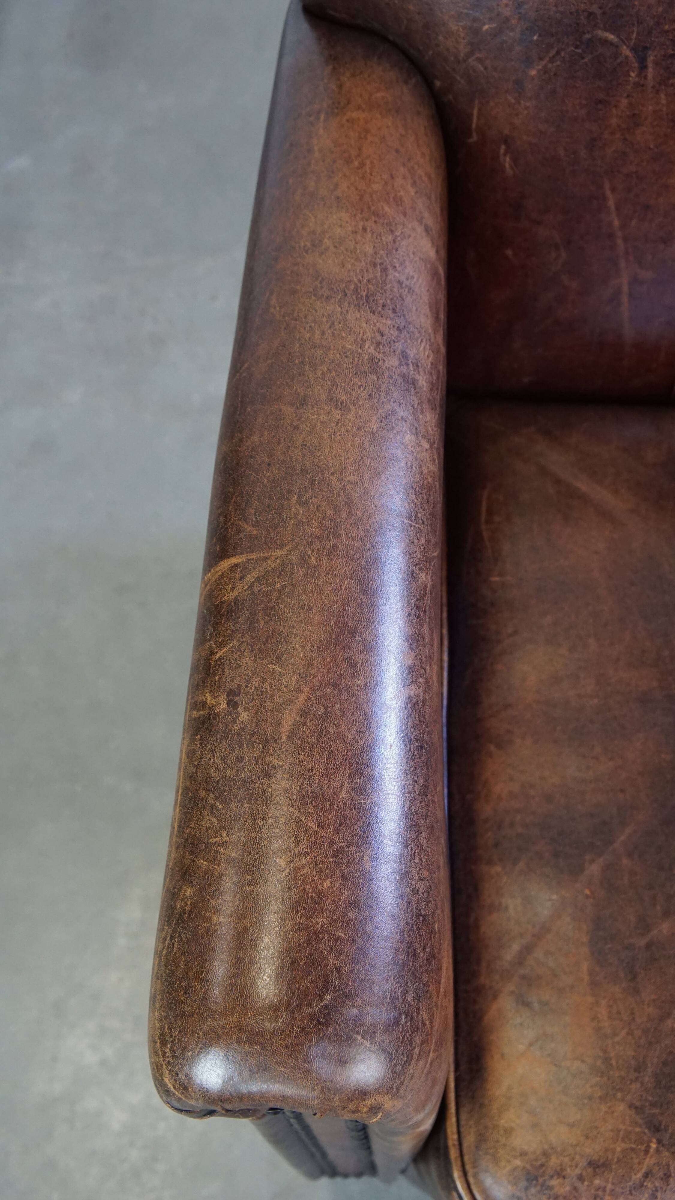 Fauteuil design en cuir de mouton aux finitions soignées et soignées