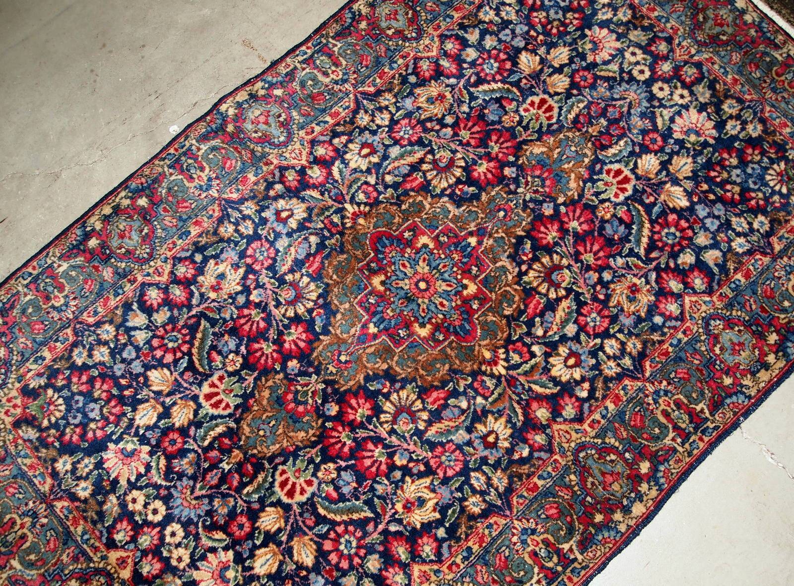 Handmade antique Persian Kerman rug 4' x 6.4' (122cm x 195cm) 1920s