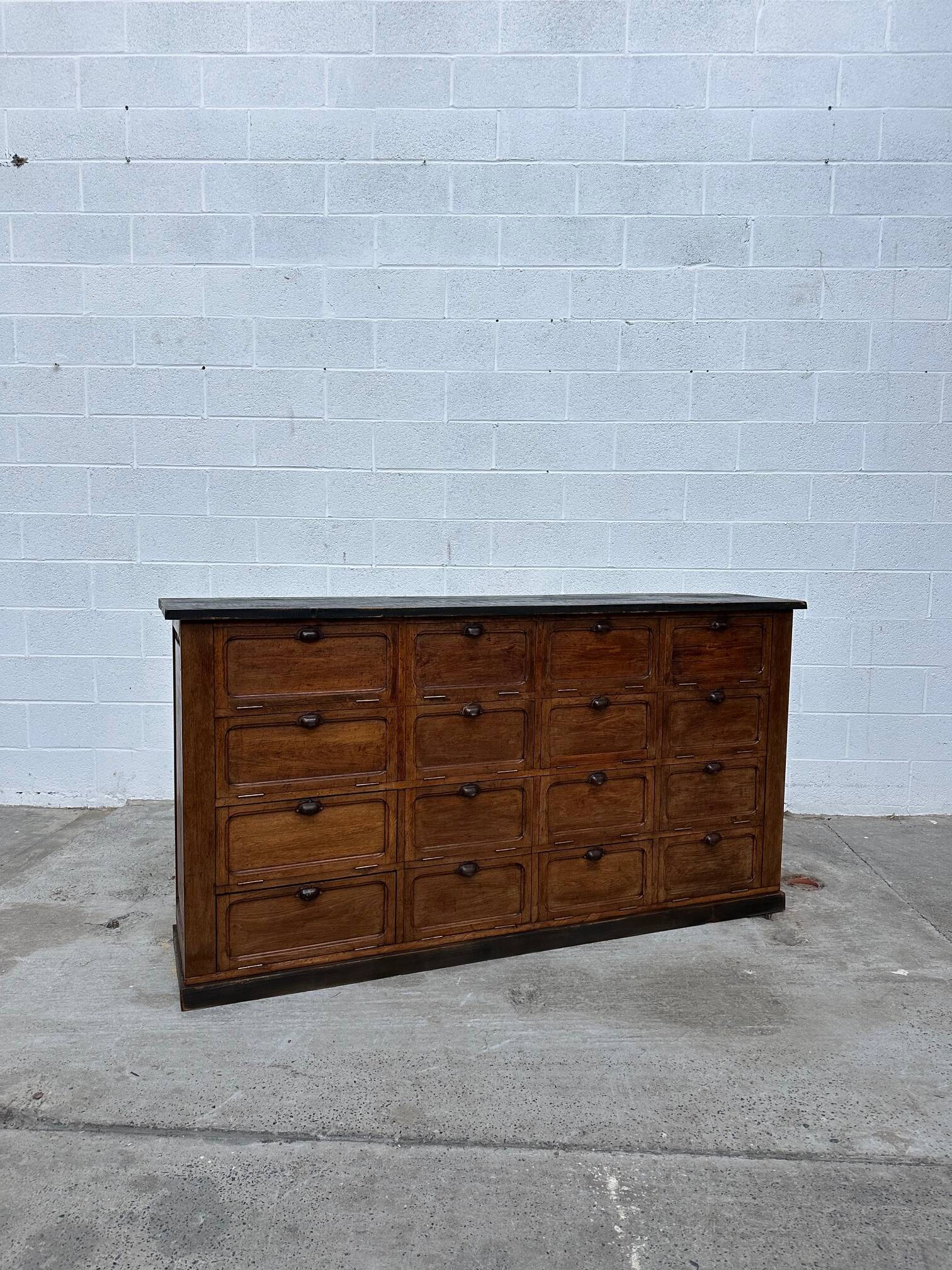 Grand miroir doré  ancien doté d’une moulure décorée et perlée  Parfait pou