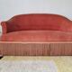 Banquette crapaud en velours rose avec franges