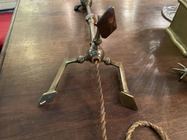Rare lampe de table à pied tripode articulée en laiton dorée
