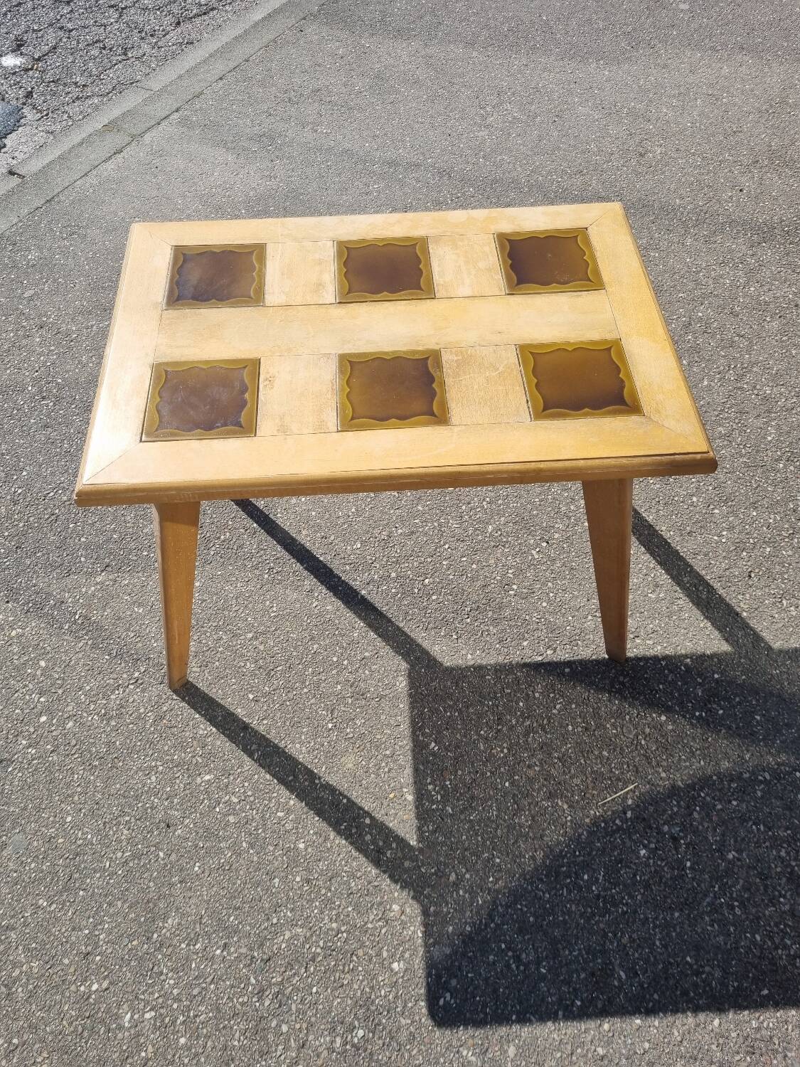 Vintage coffee table with tapered legs.