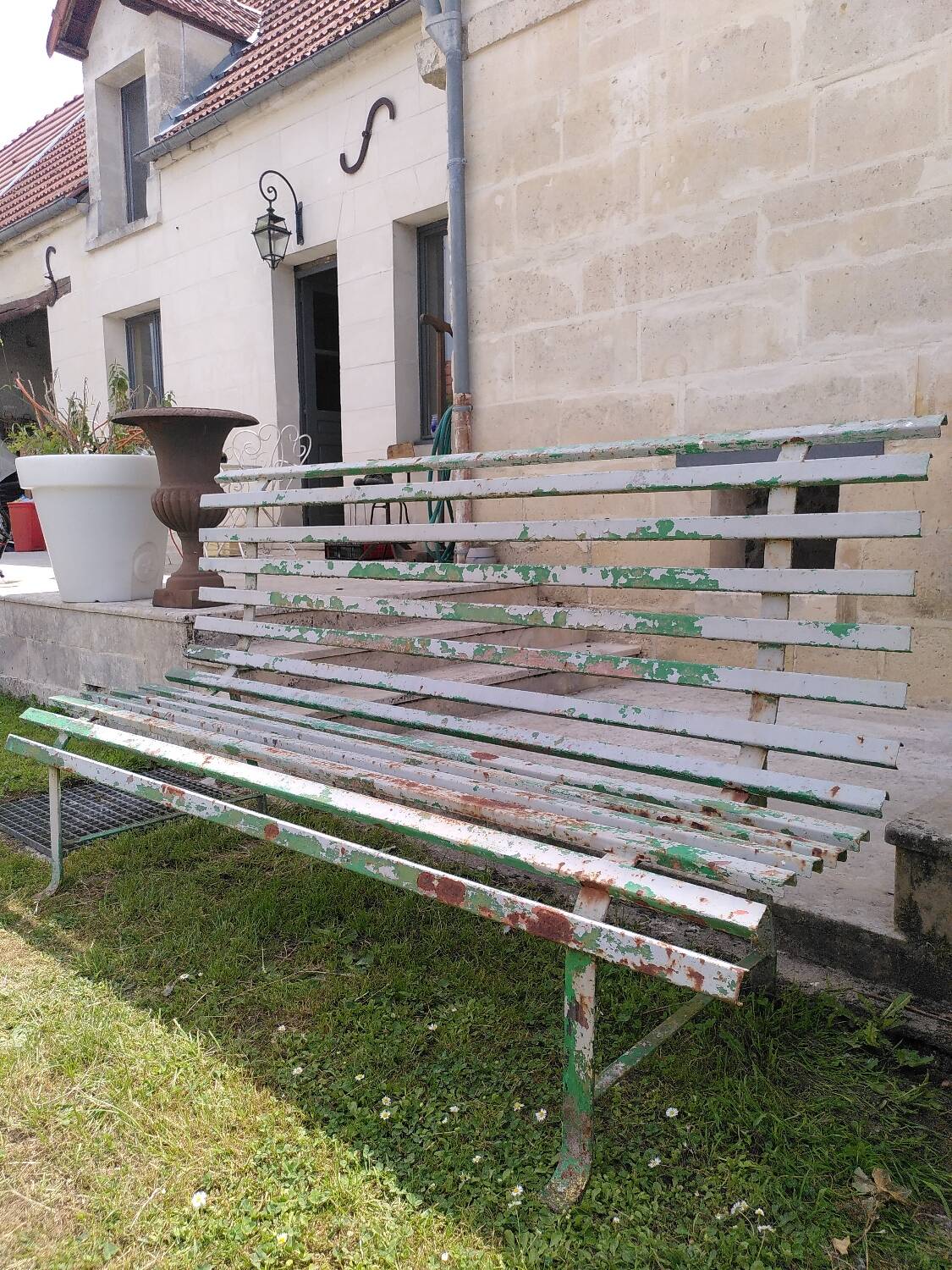 Ancien banc de jardin en métal