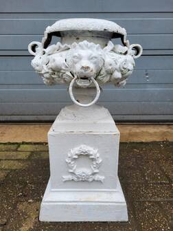 Vases anciens en fonte orné d'une tête de lion et de fleurs