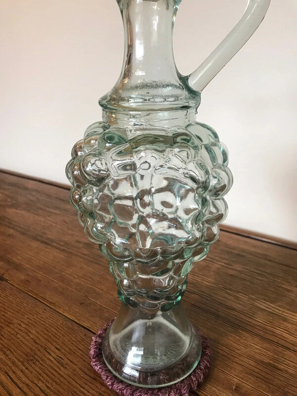 Carafe in the shape of a bunch of grapes