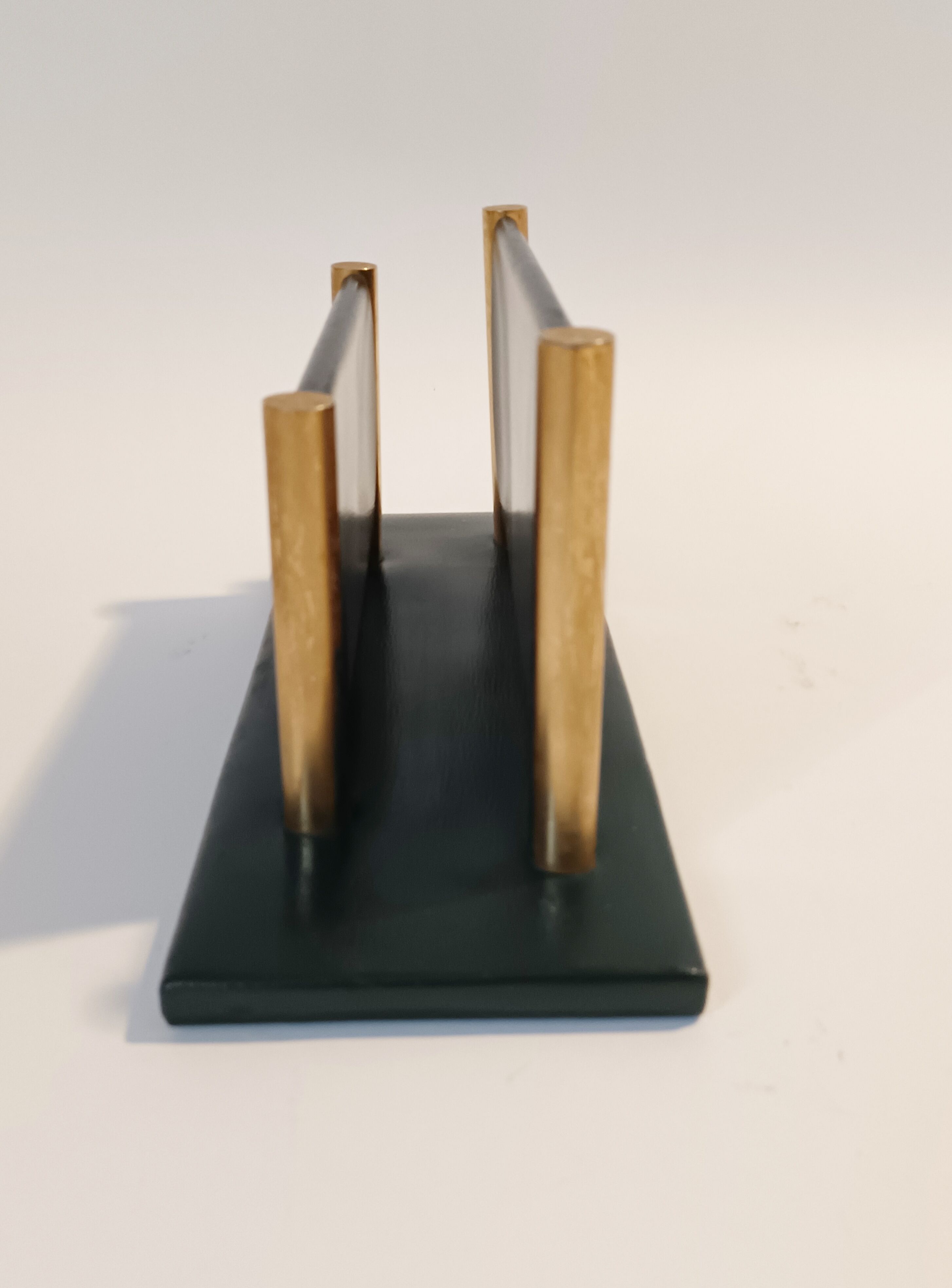 Porte-lettres Art Déco en cuir vert et laiton doré