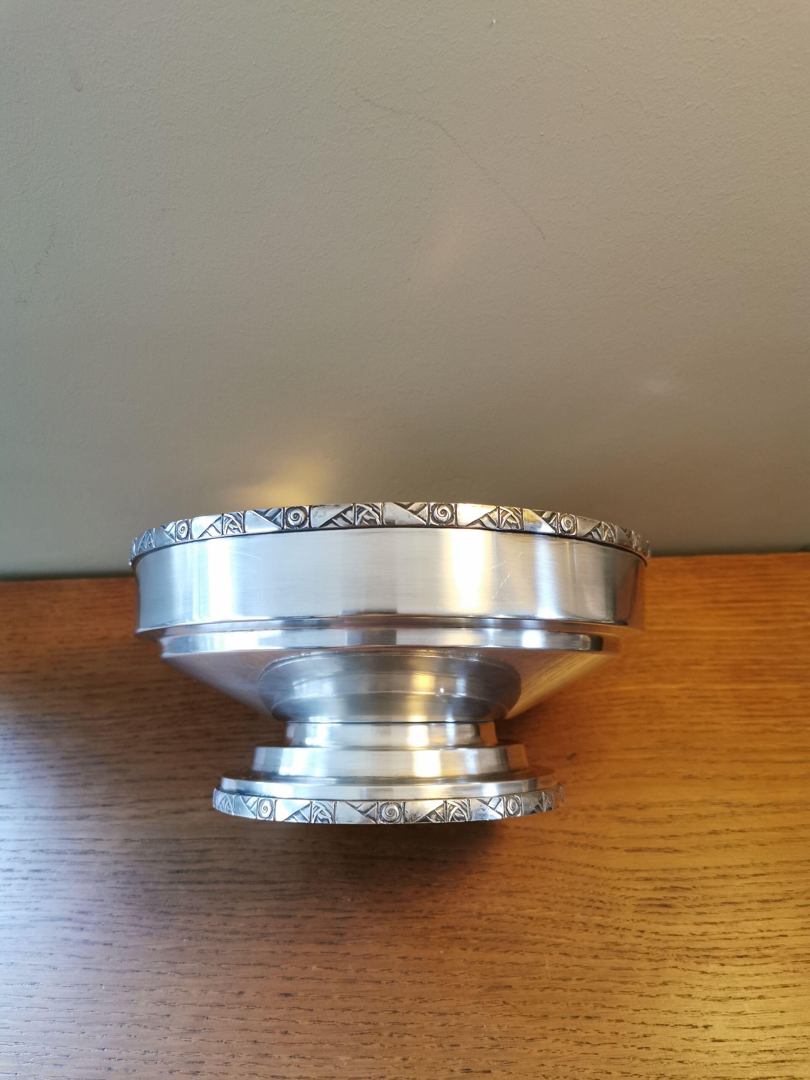 Art Deco cut on foot in silver metal