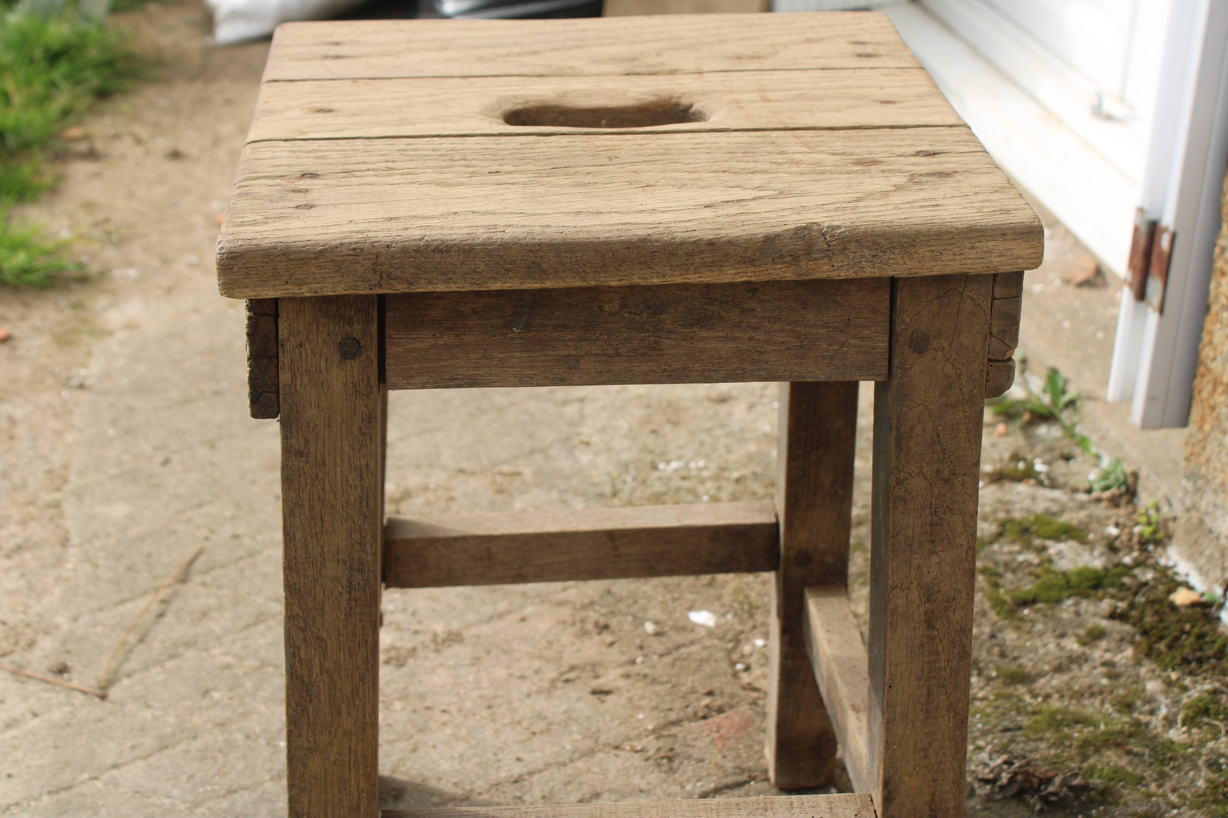 Vintage workshop stool in solid wood – sandblasted