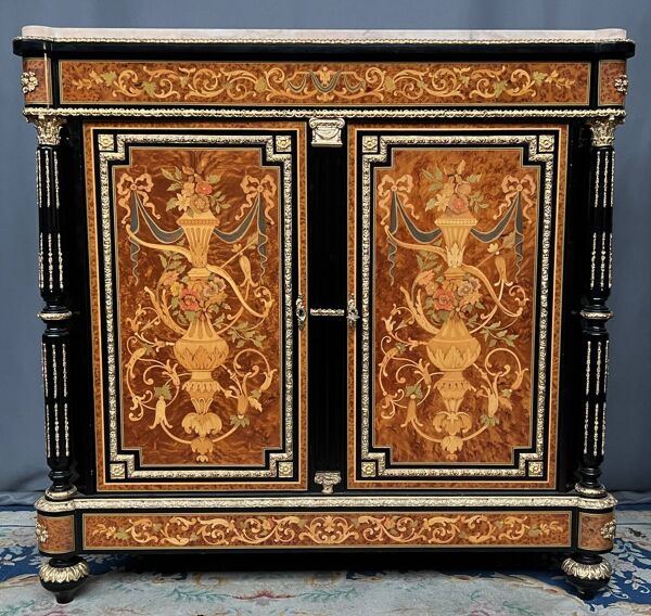Commode deux portes style Louis XVI avec marqueterie et dessus en marbre.